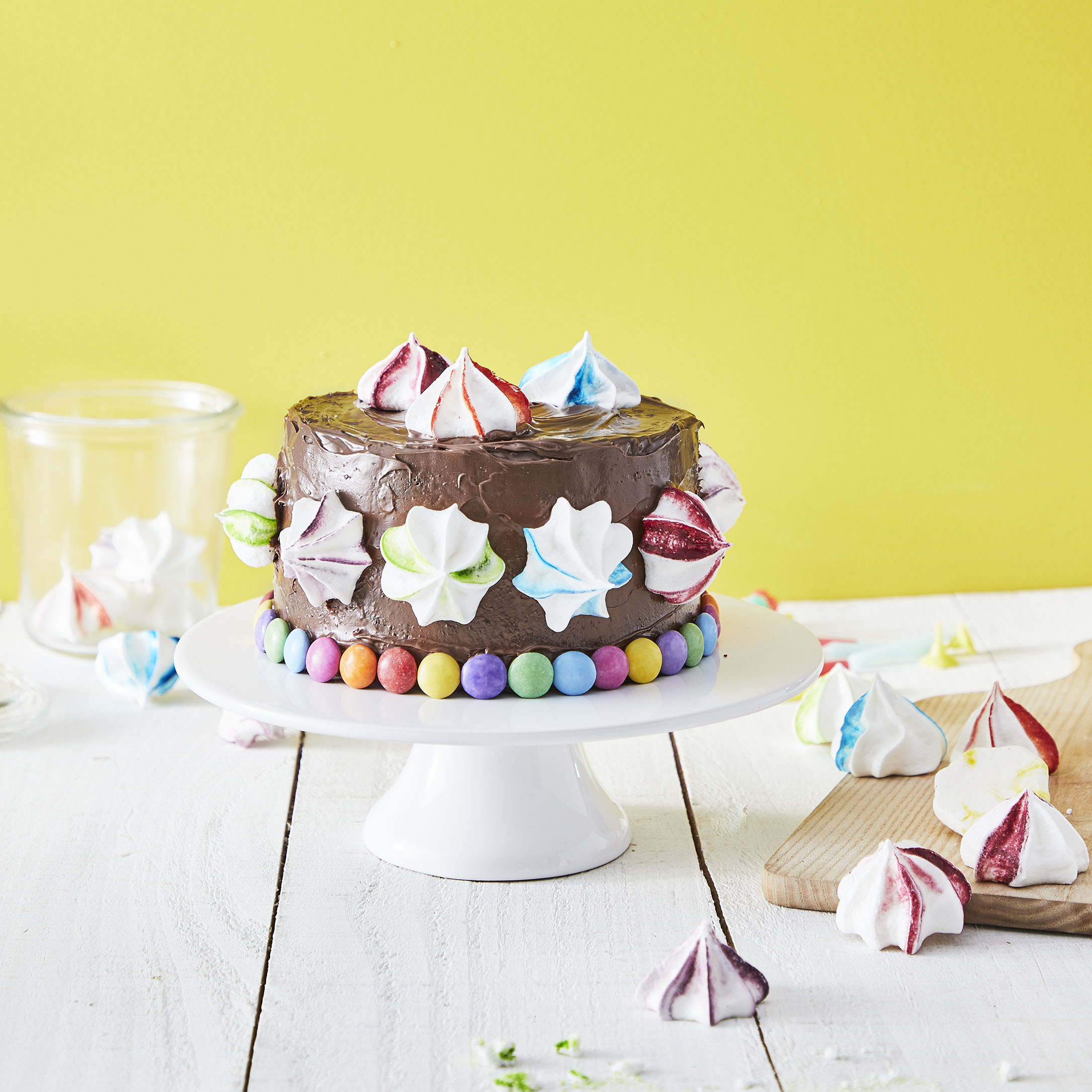 Pastel de chocolate con merengue de colores