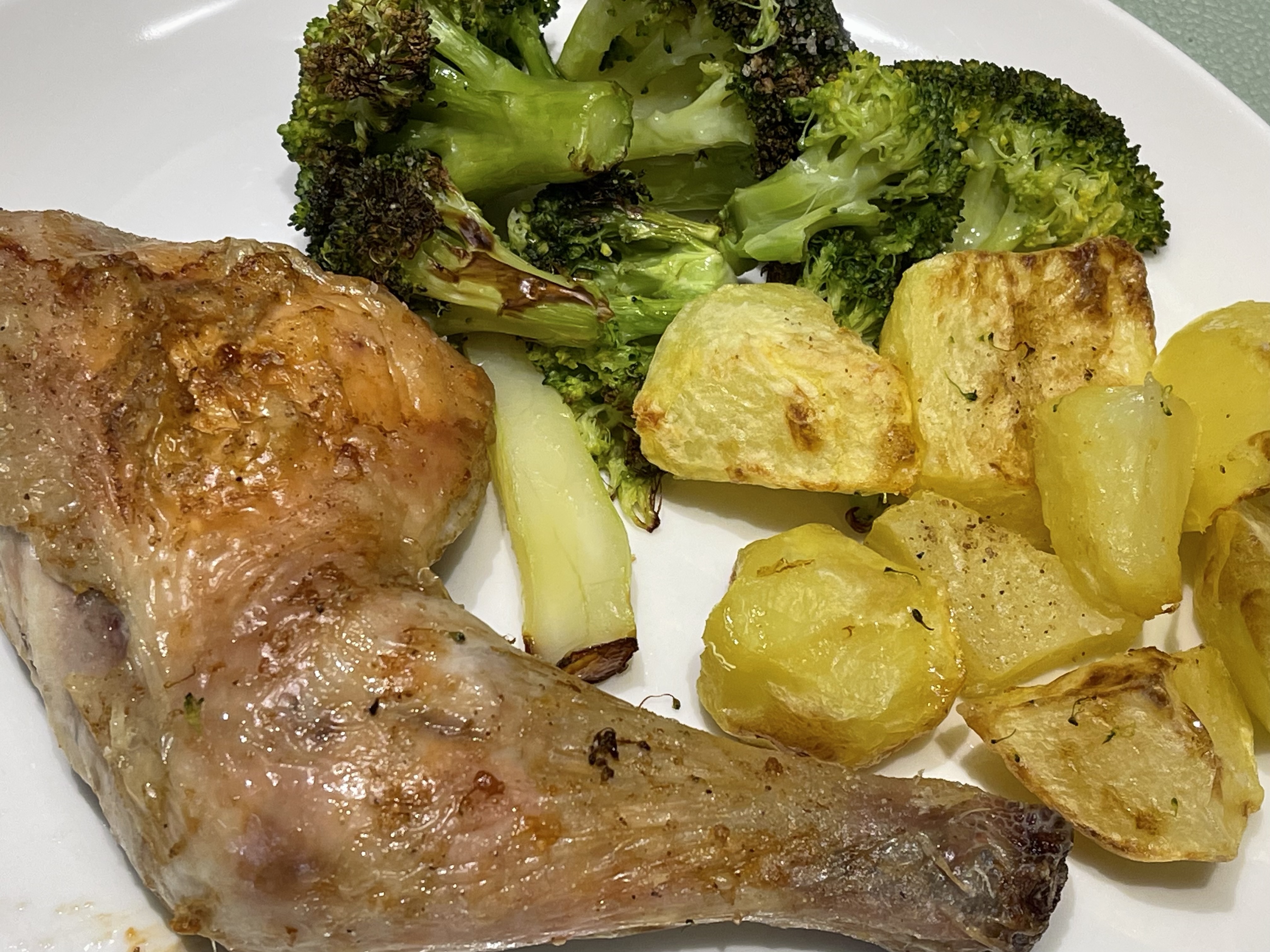 Zancas de pollo con patatas y brócoli