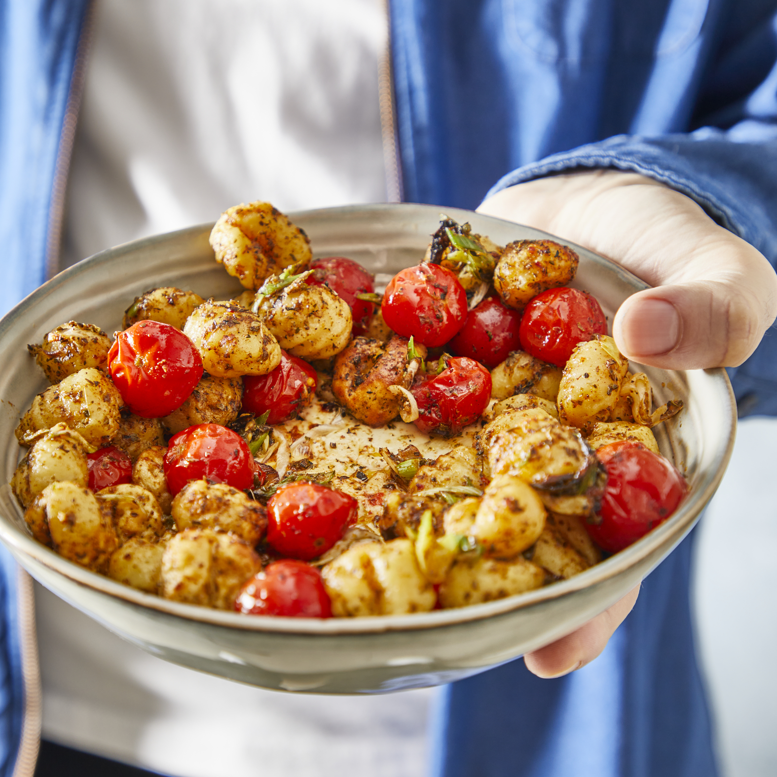 Ñoquis crujientes con queso feta y tomates cherry
