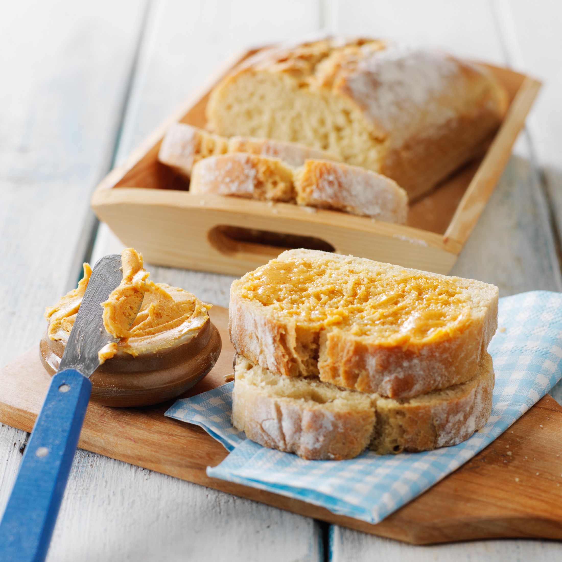 Pane bianco e burro alla paprika