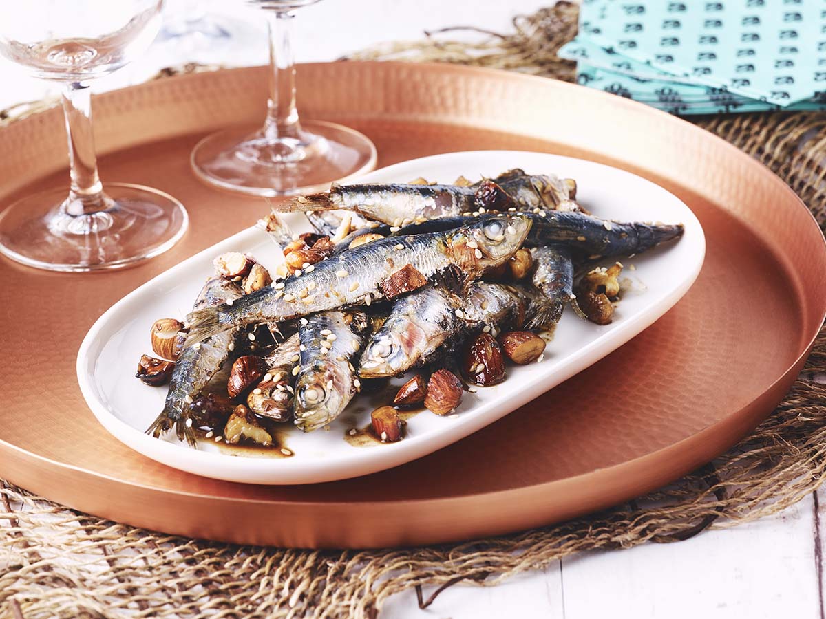 Mit Nüssen sautierte Sardellen