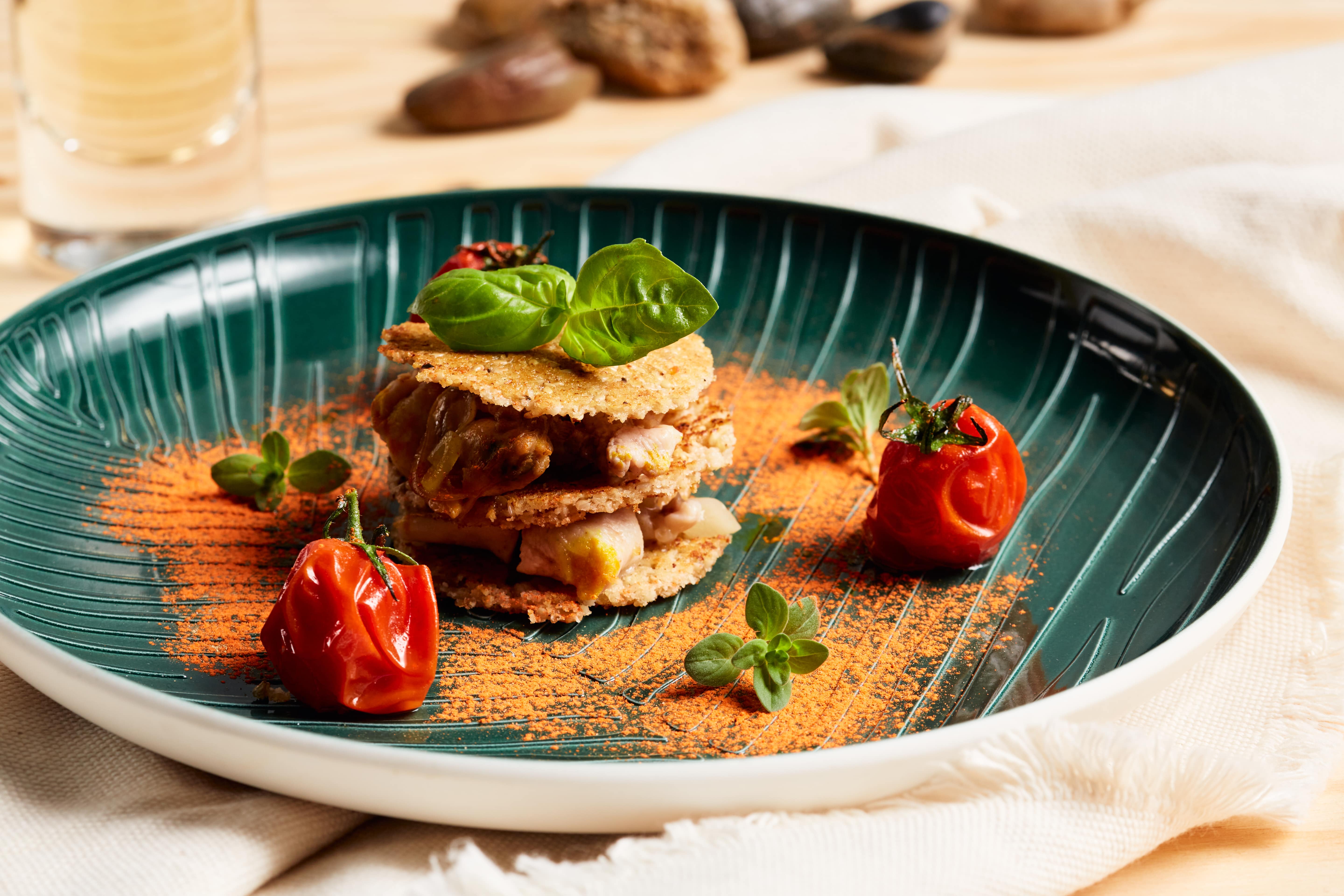 Cialda di frutta secca e Parmigiano con intingolo bianco di coniglio e vongole