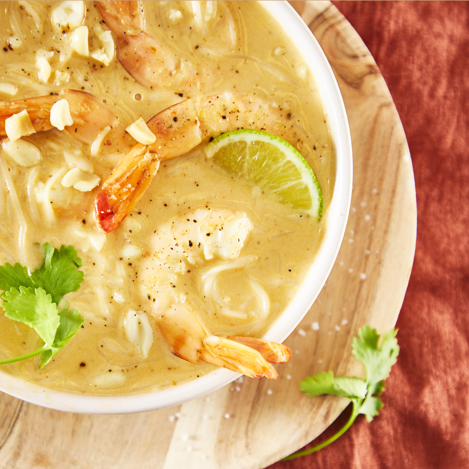 Sopa de curry rojo tailandés con gambas