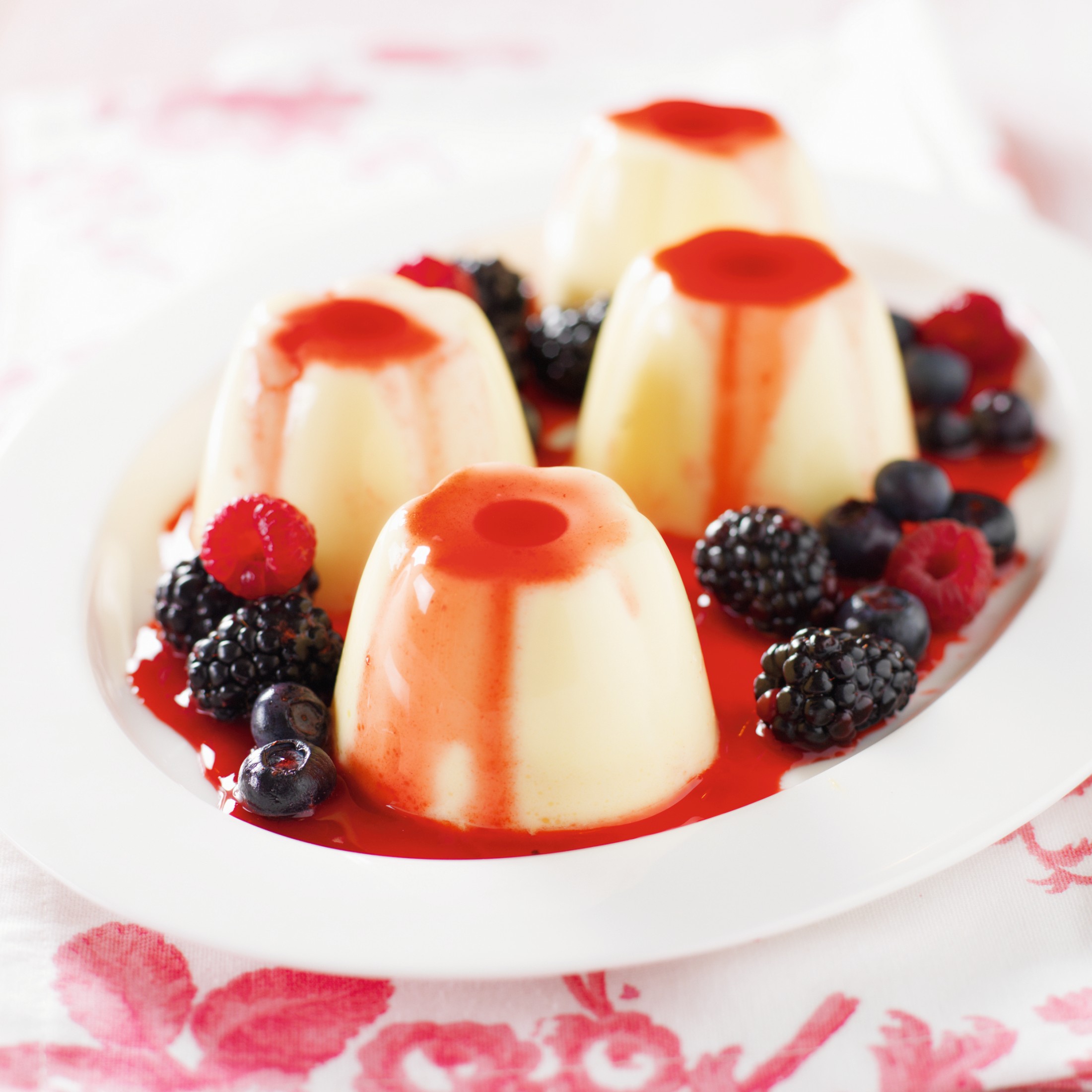 Dessert alla vaniglia e frutti di bosco