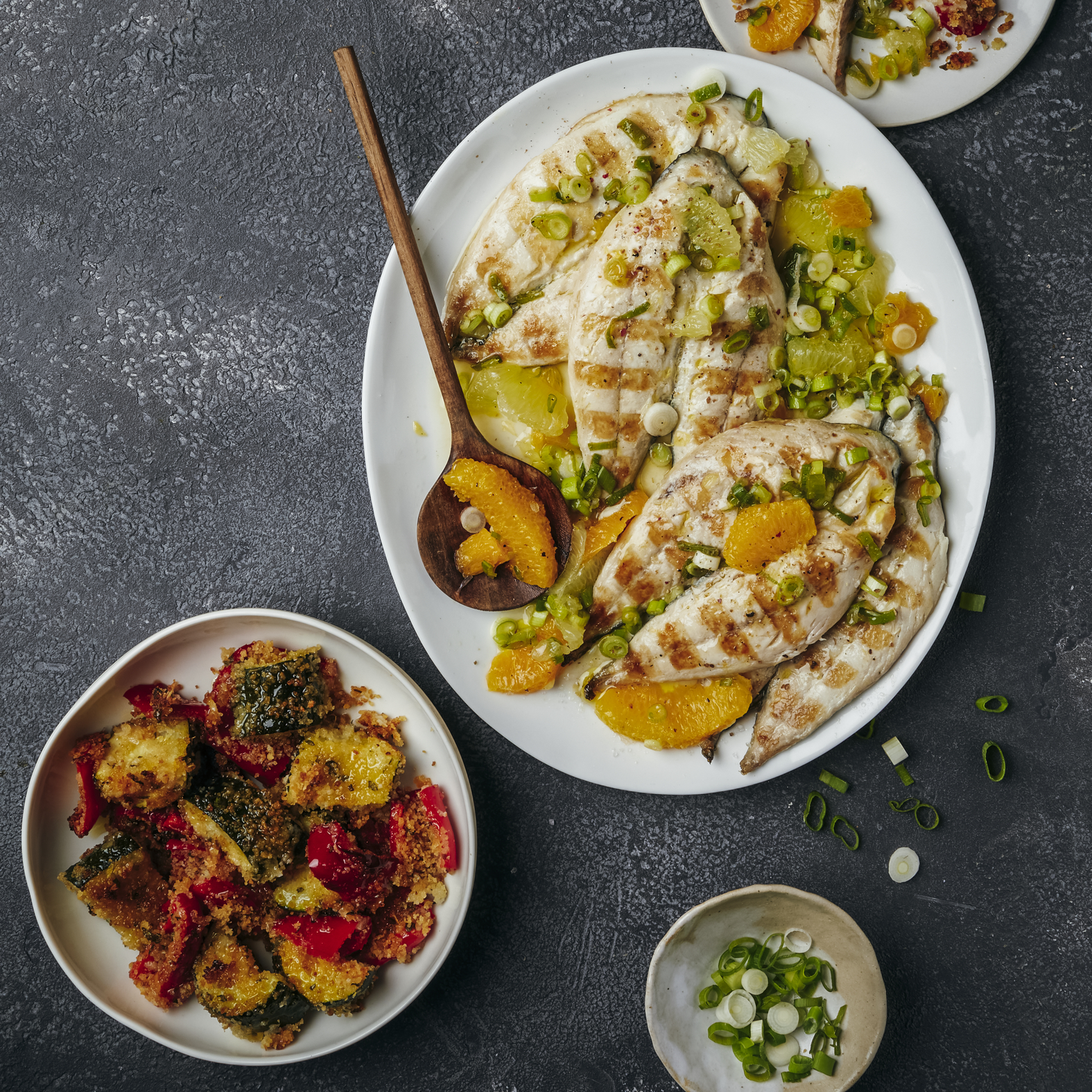 Filetti di sgombro alla griglia con agrumi e verdure croccanti