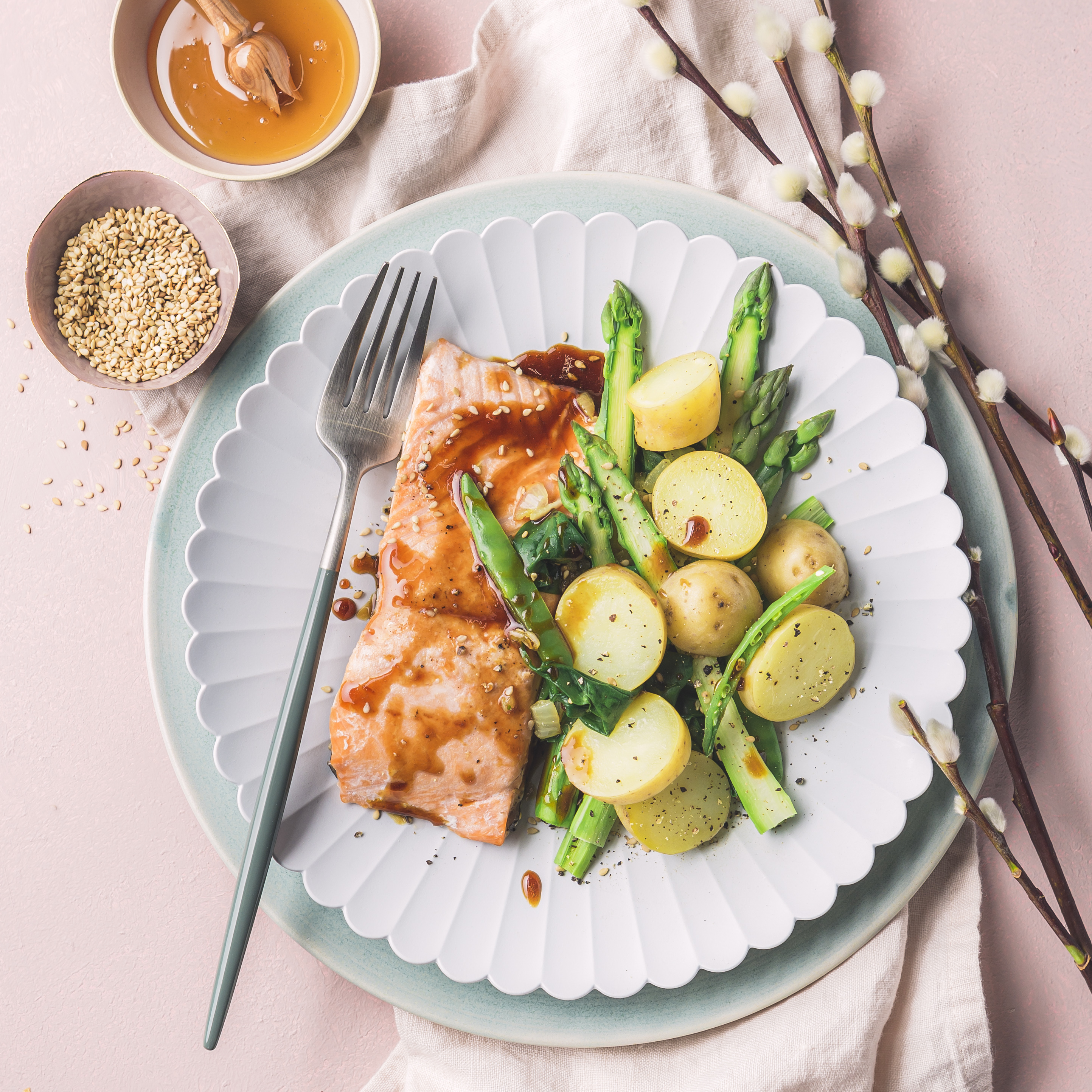 Salmón con espárragos y patatas