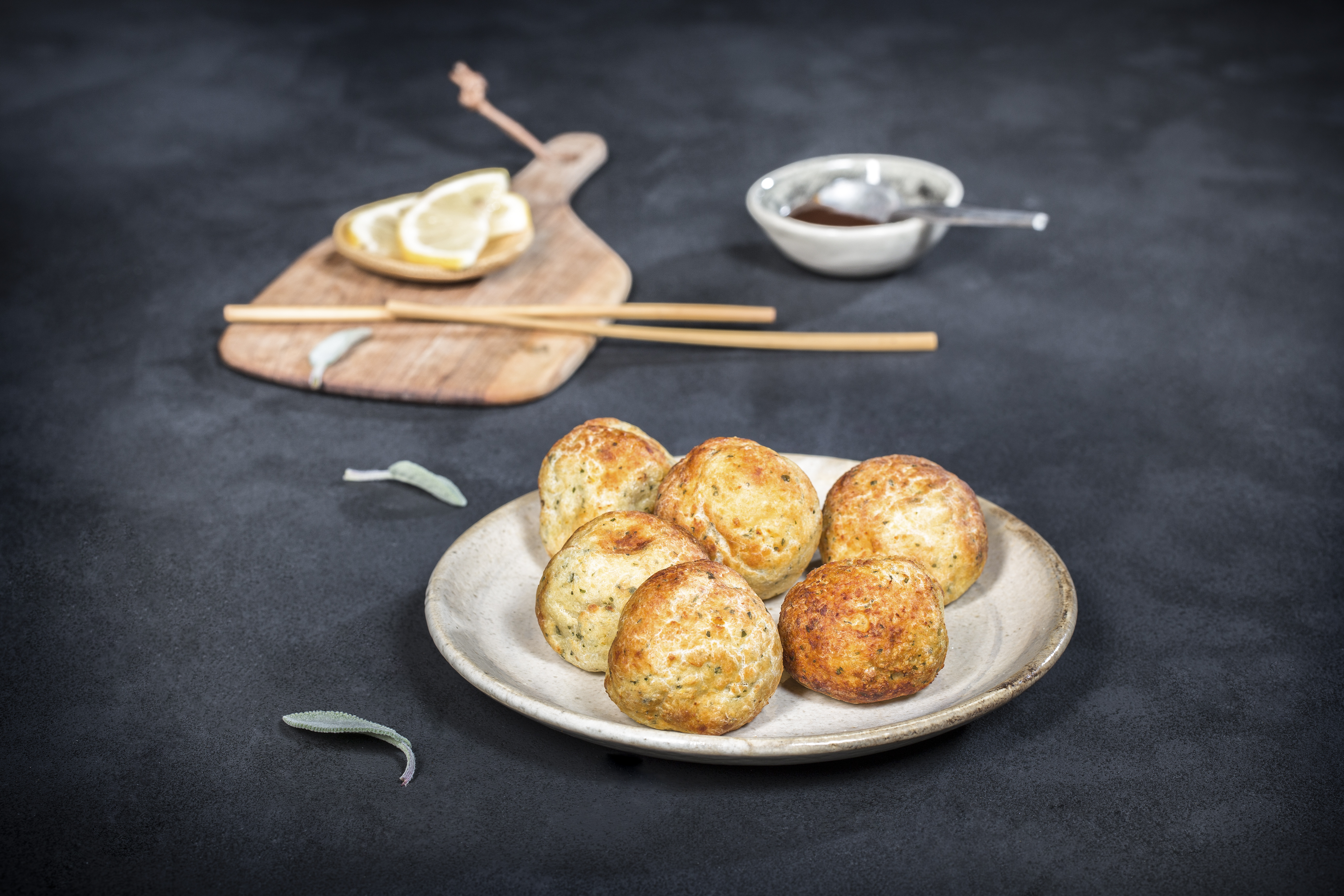 Hähnchenbällchen mit Zitrone und Petersilie