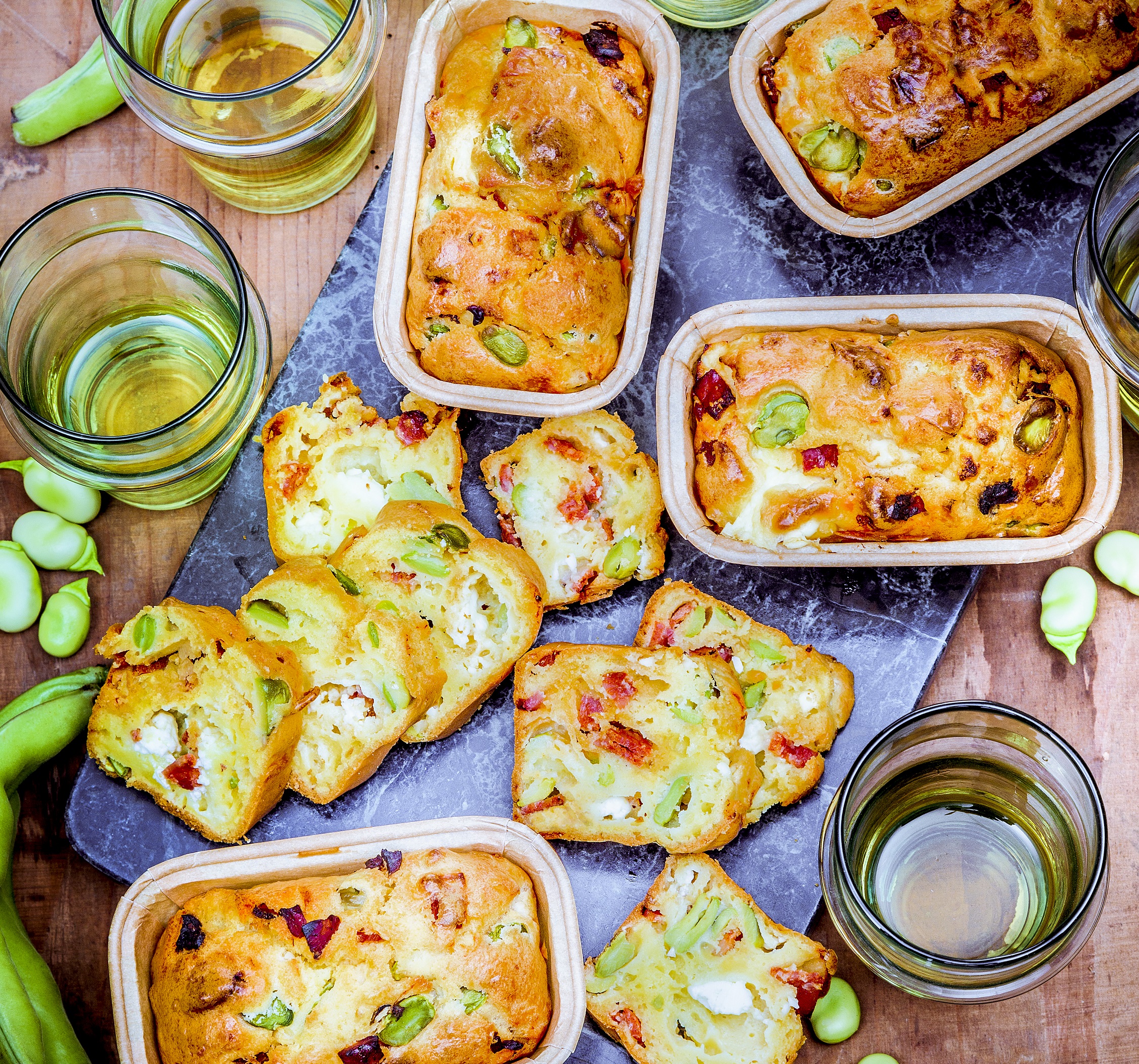 Pastelitos de habas con chorizo y queso de cabra