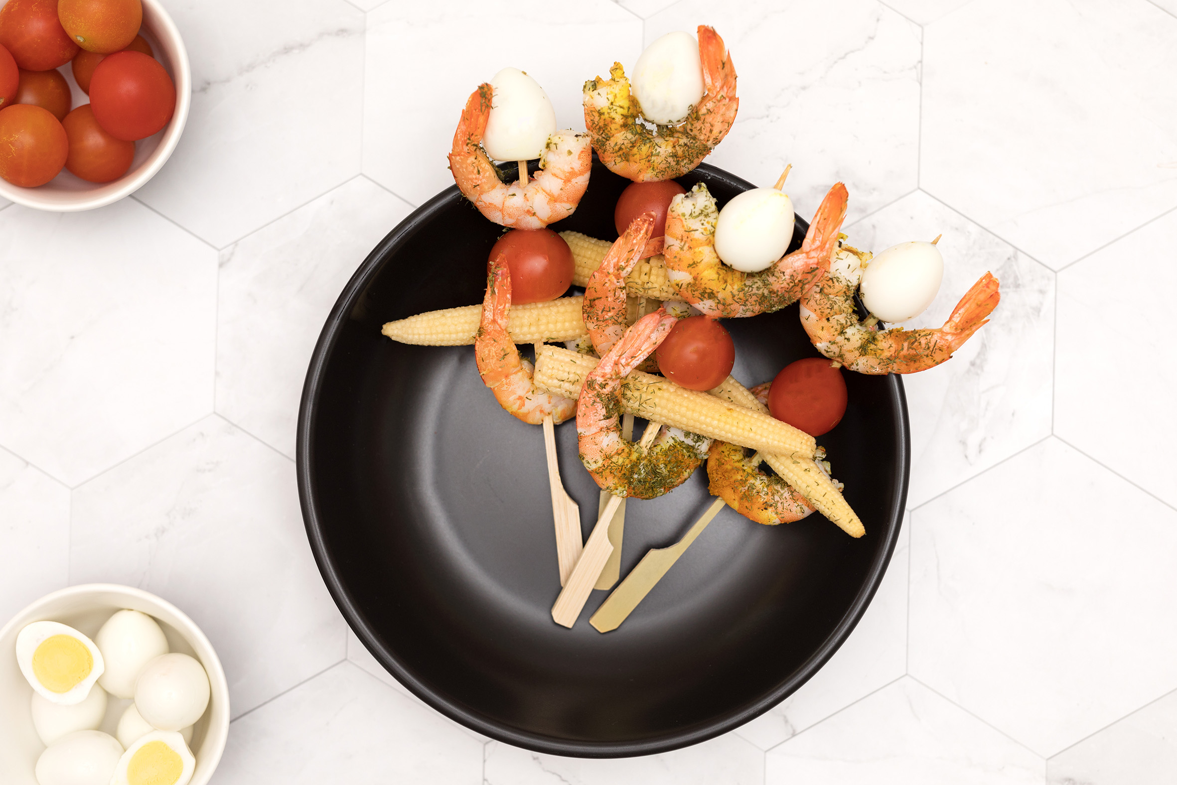 Pinchos de langostinos al curry con huevos de codorniz