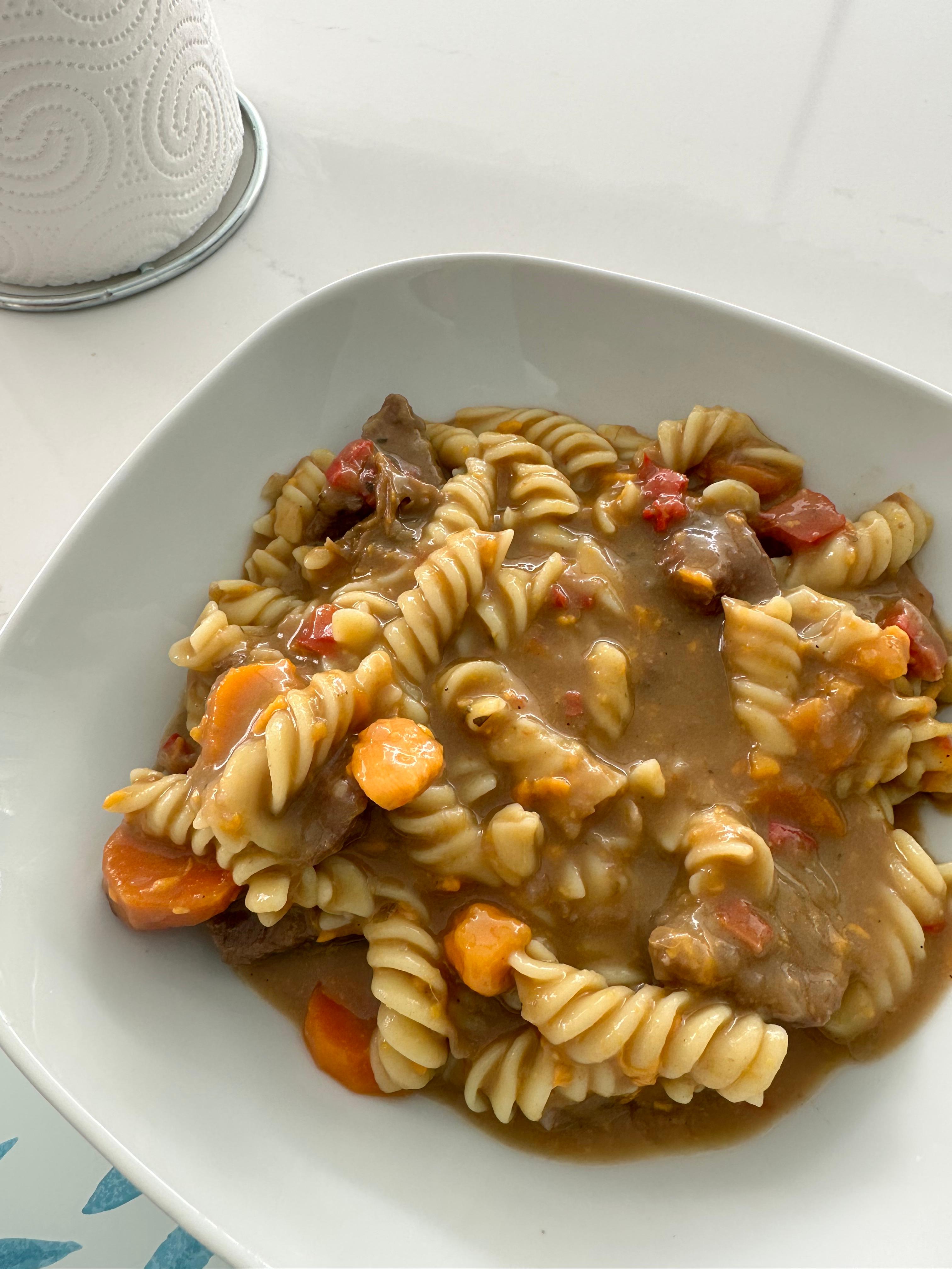 Guiso de ternera y fideos