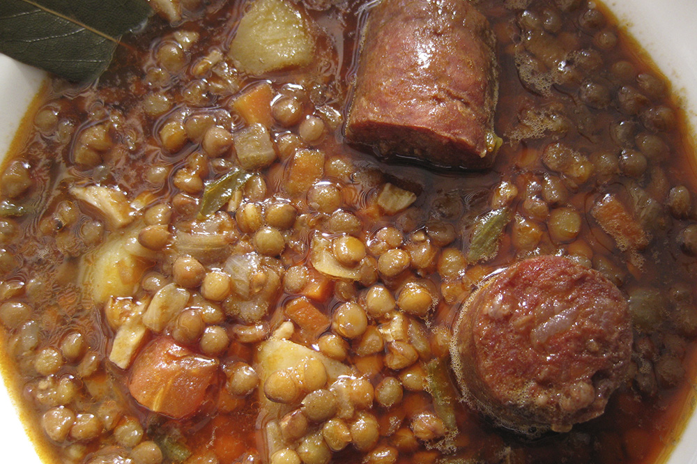 Lentejas con chorizo, patata y morcilla