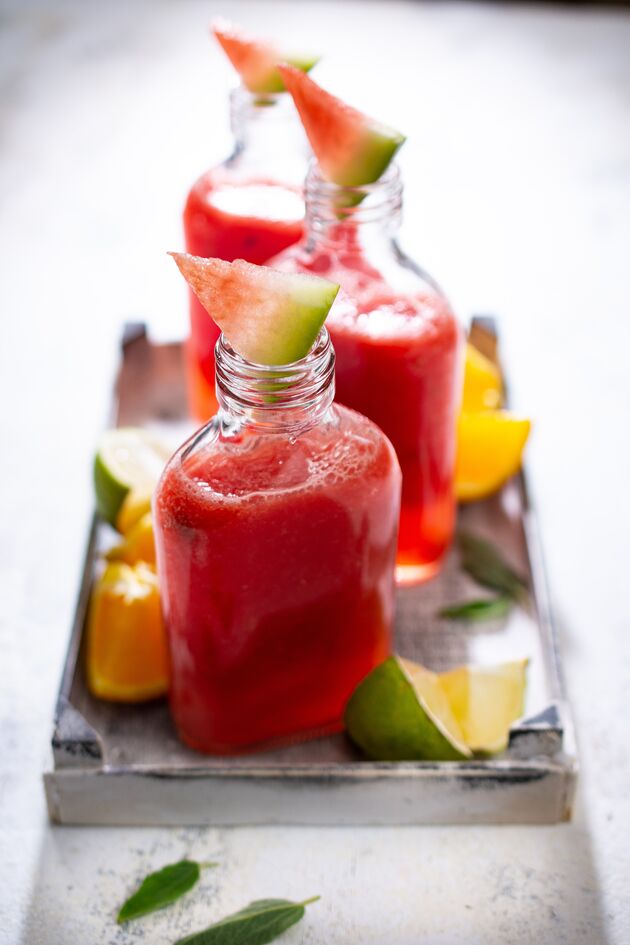 Saft aus Wassermelone, Orange, Ingwer und Kurkuma