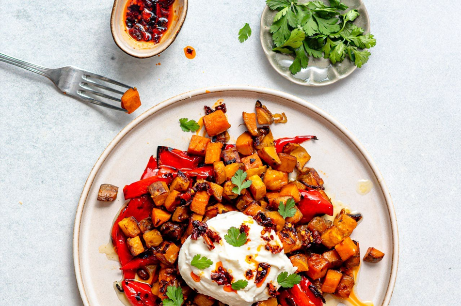 Gebakken zoete aardappel met gegrilde paprika, whipped feta, crispy chili olie en koriander