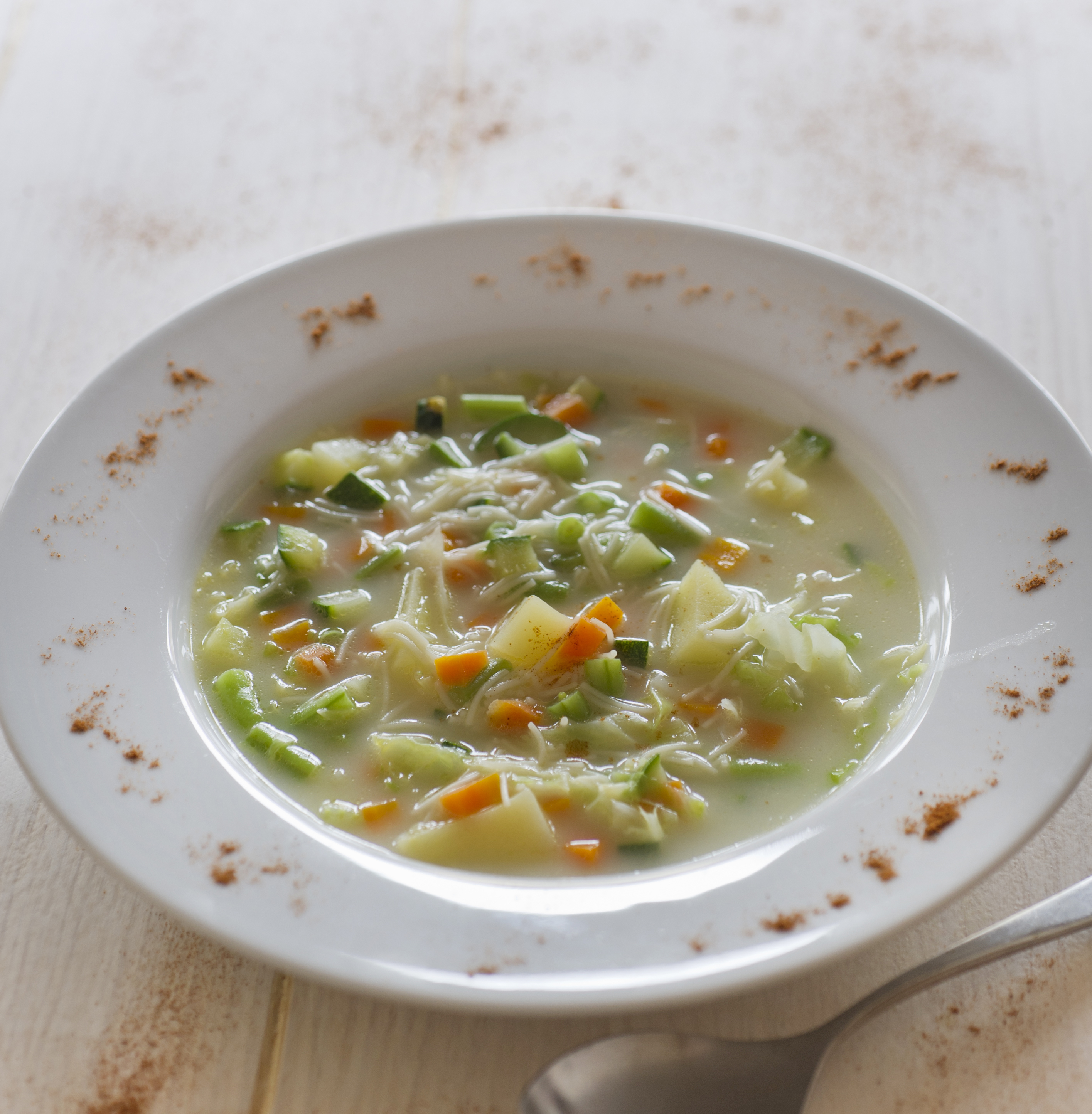 Sopa de verduras con fideos