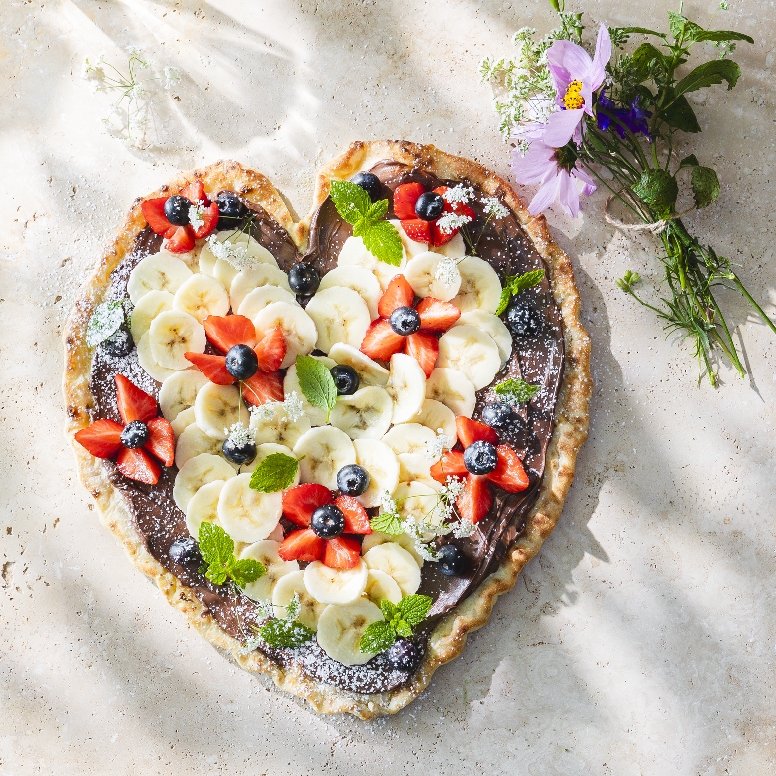 Dessertpizza mit Haselnussaufstrich zum Valentinstag