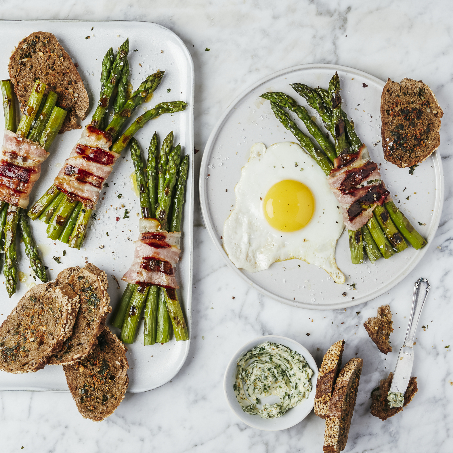 Espargos grelhados com bacon e ovos estrelados