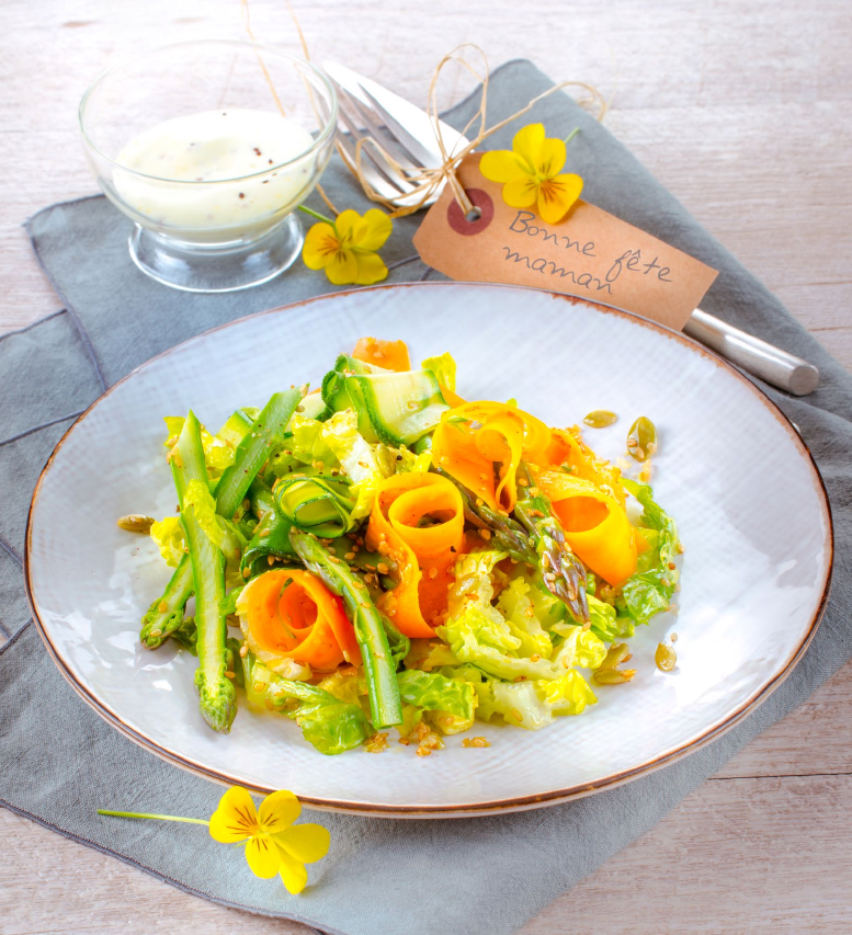 Ensalada de tallarines de verduras y salsa muselina de mostaza
