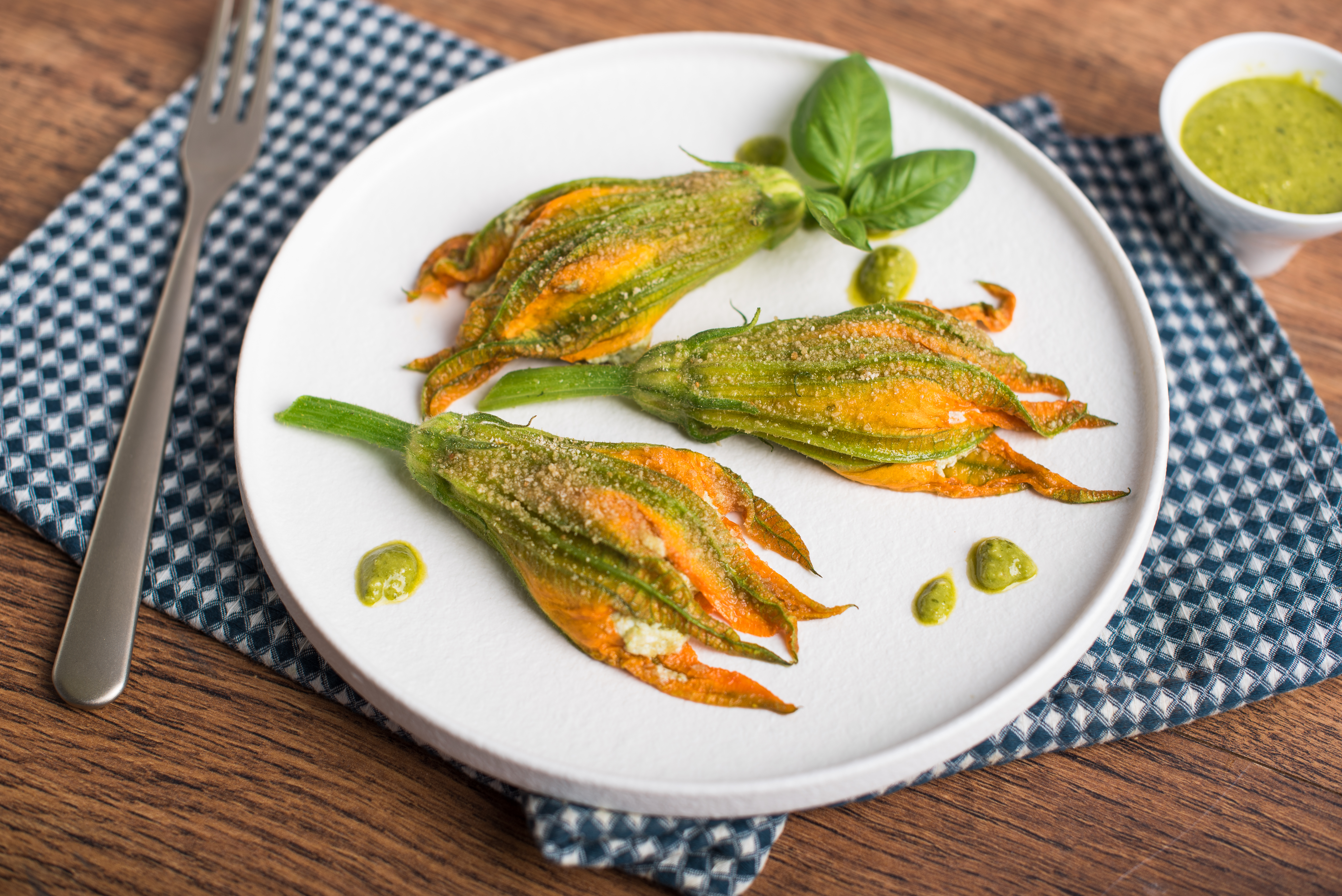 Fiori di zucca con ricotta e pesto