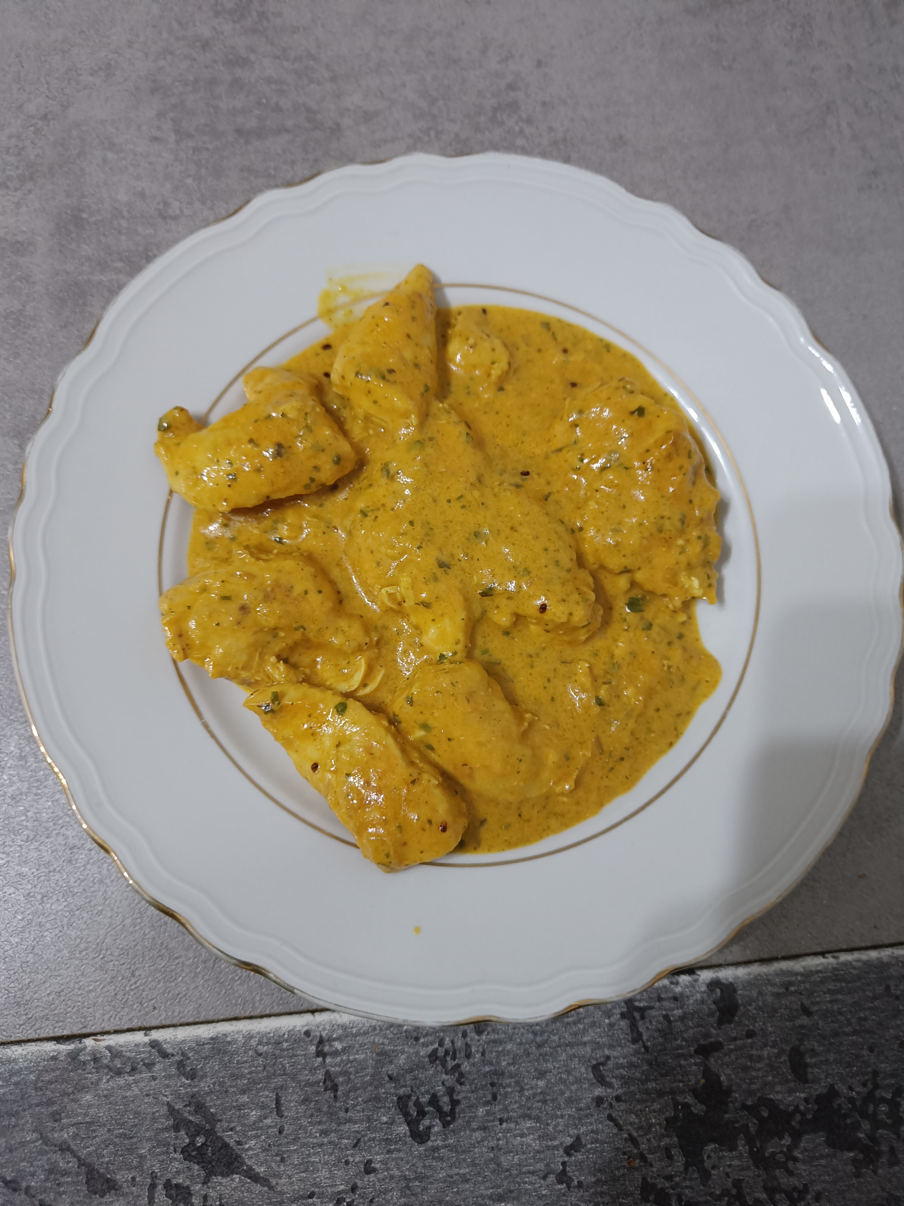 Pollo al curry cremoso