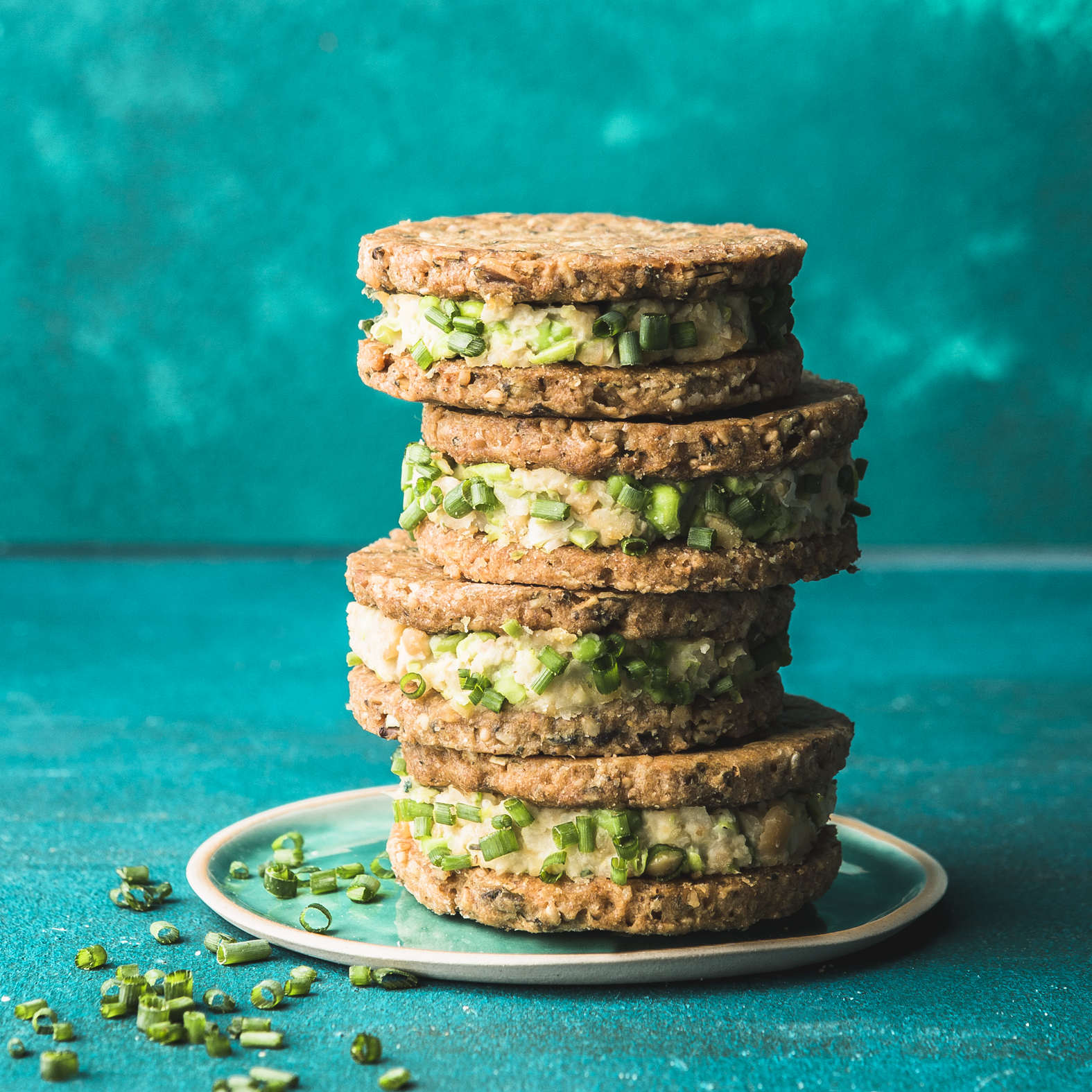 Mini sándwiches de crackers con hummus de guisantes
