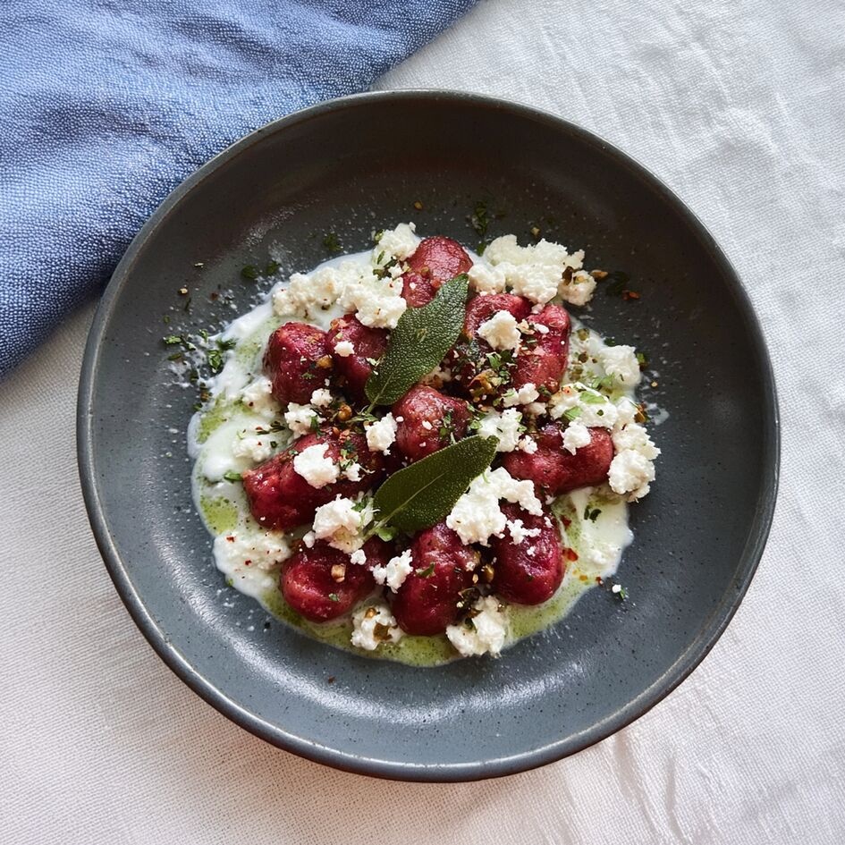 Ñoquis de remolacha, avellana y feta