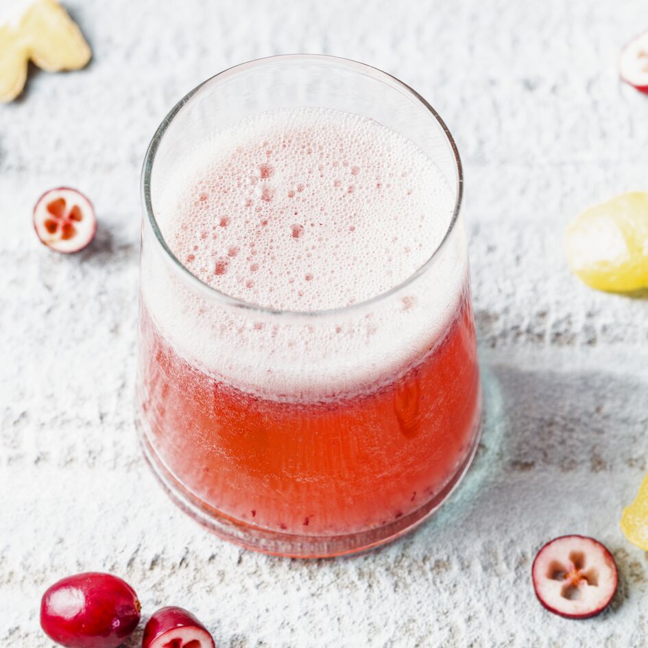 Cocktail al mirtillo rosso, limone e zenzero