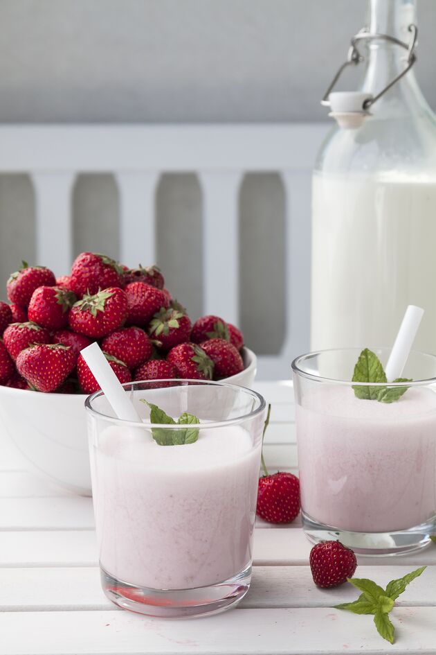 Buttermilchshake mit roten Beeren