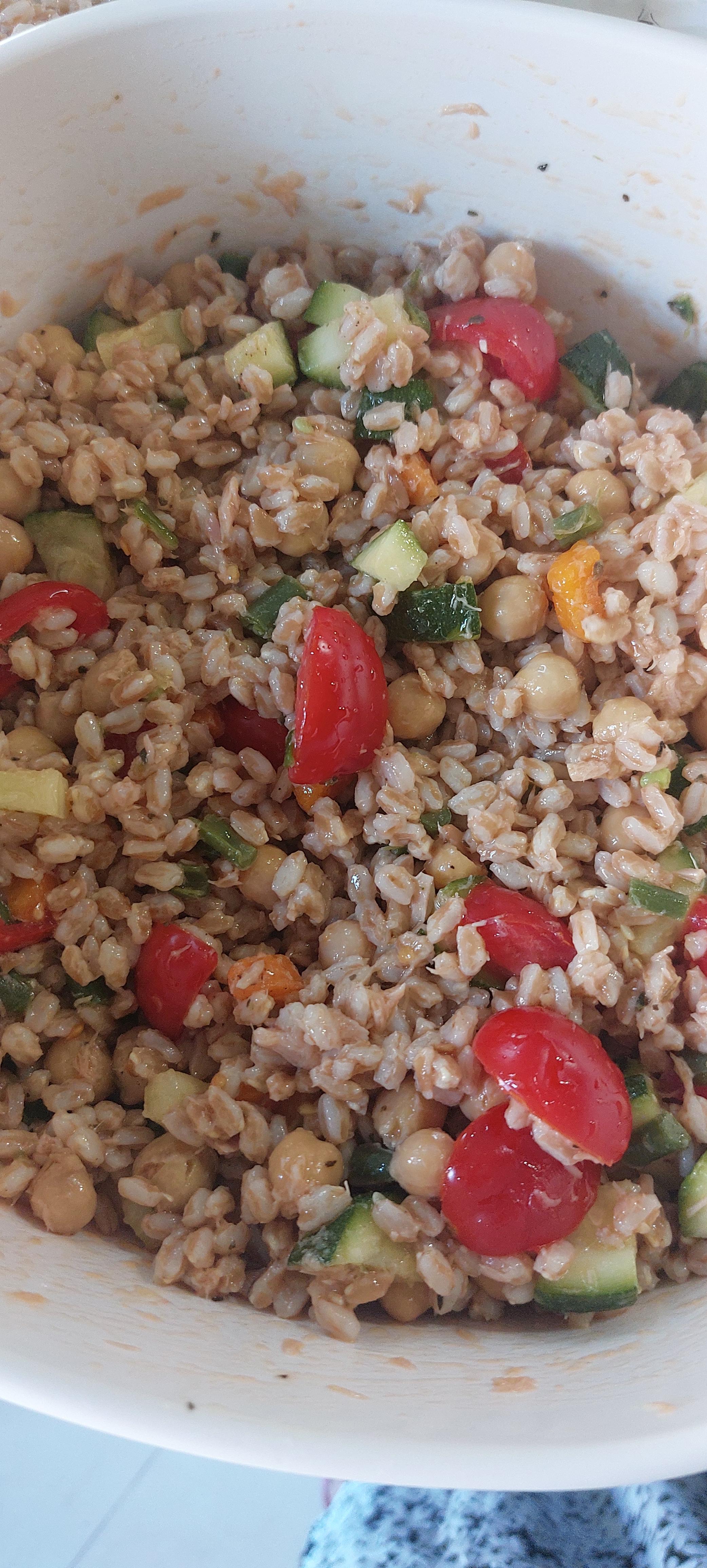 Insalata di farro ceci e tonno