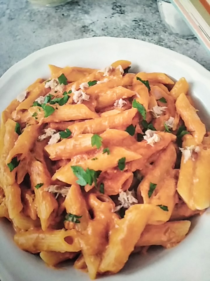 Penne al baffo con tonno