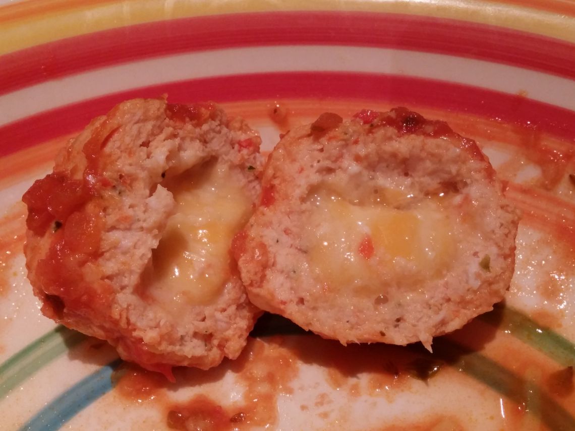Almondegas de frango recheadas com queijo, em molho de tomate