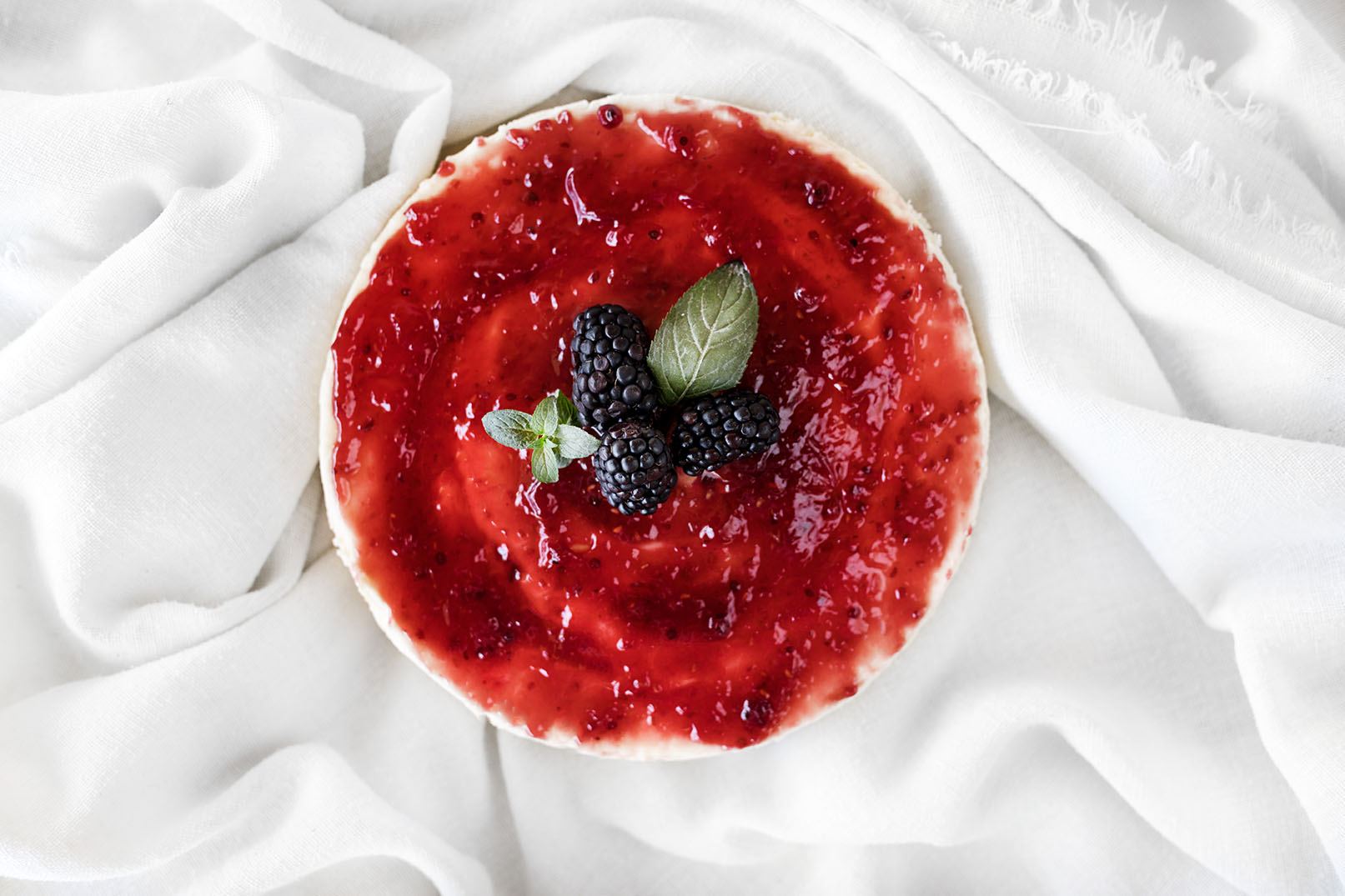 Pastel de queso sin gluten con mermelada de frambuesas