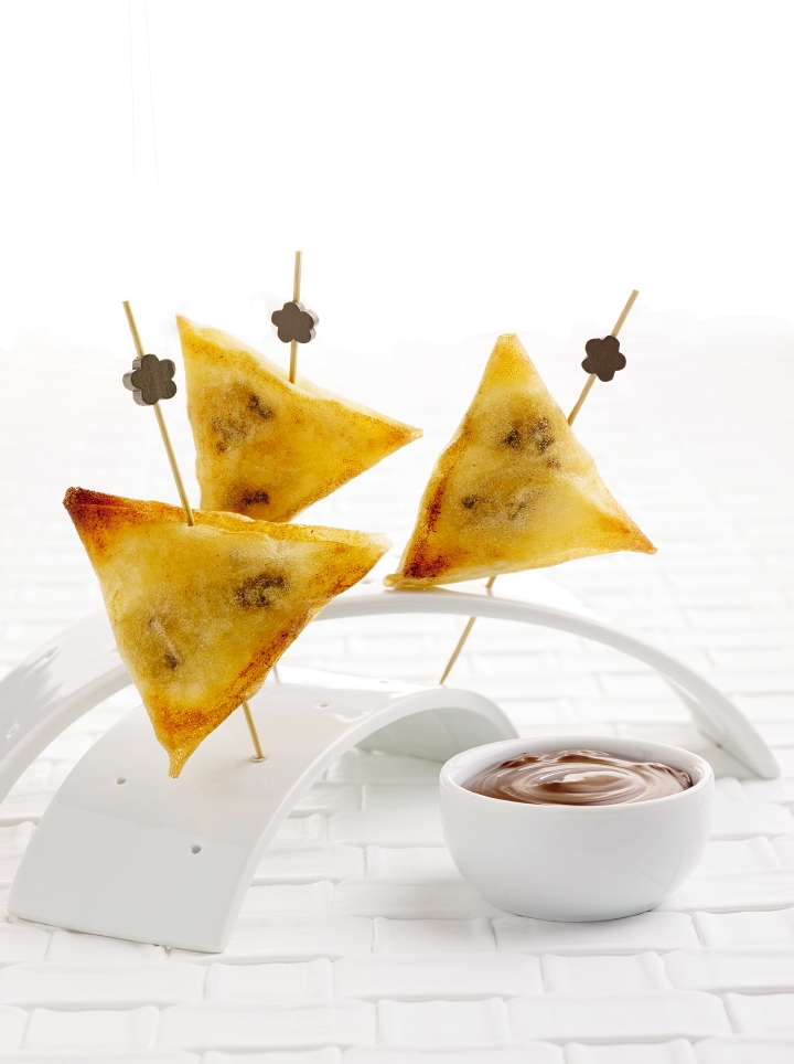 Samosas mit Schokolade und Bananen
