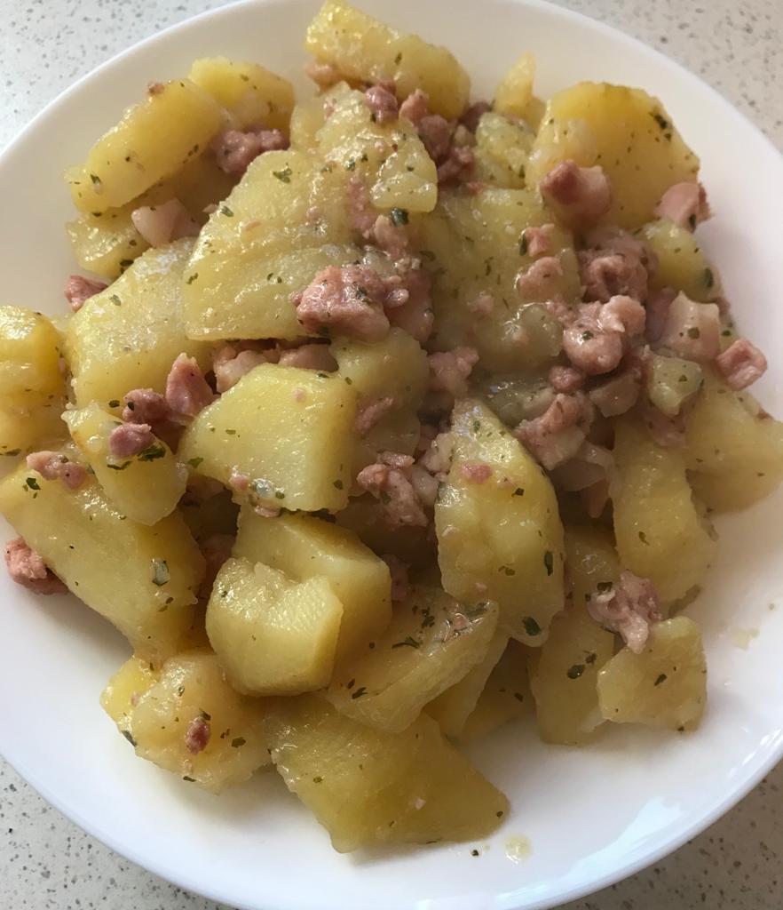 Patate prezzemolate con cubetti di pancetta