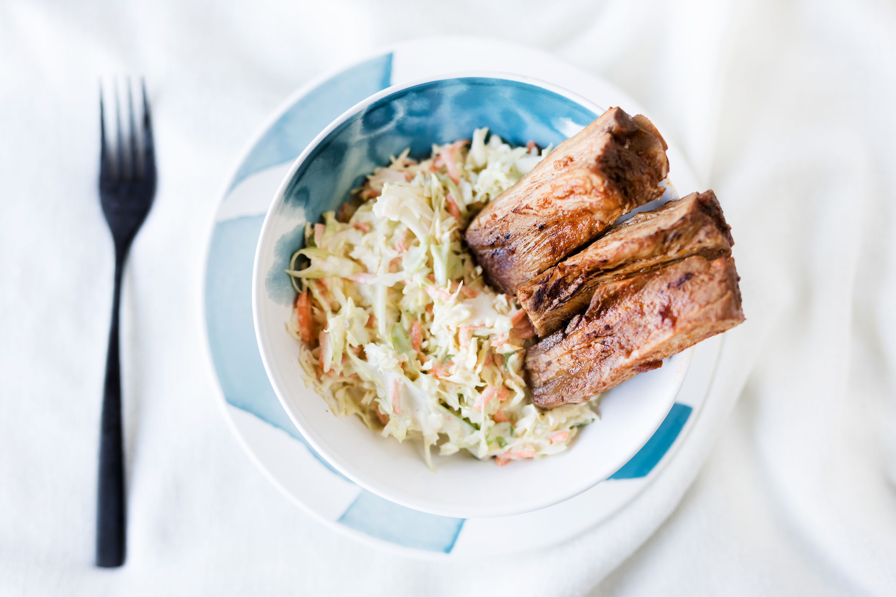 Costillas con salsa barbacoa y ensalada coleslaw