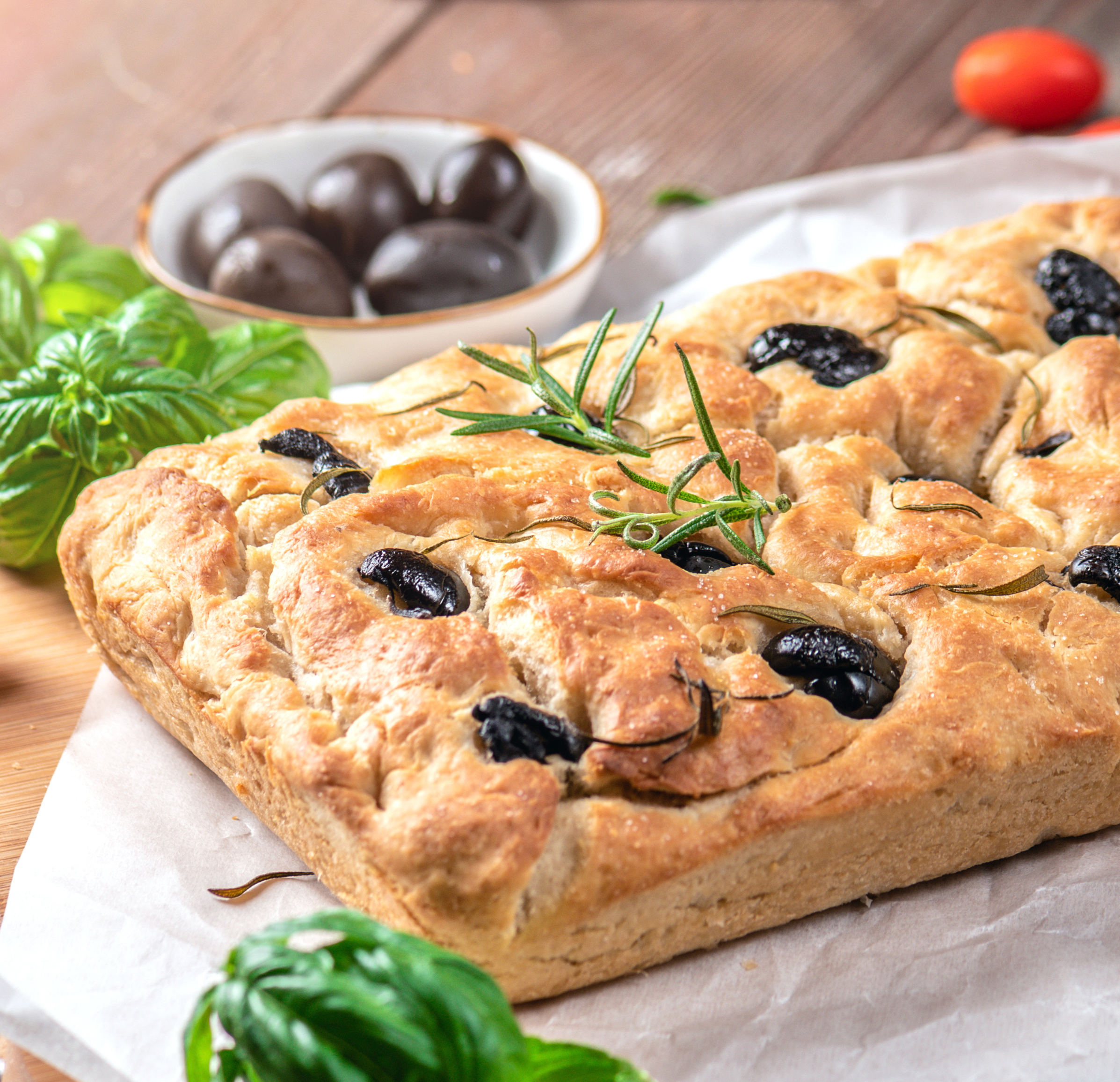 Pão focaccia com ervas e azeitonas Kalamata
