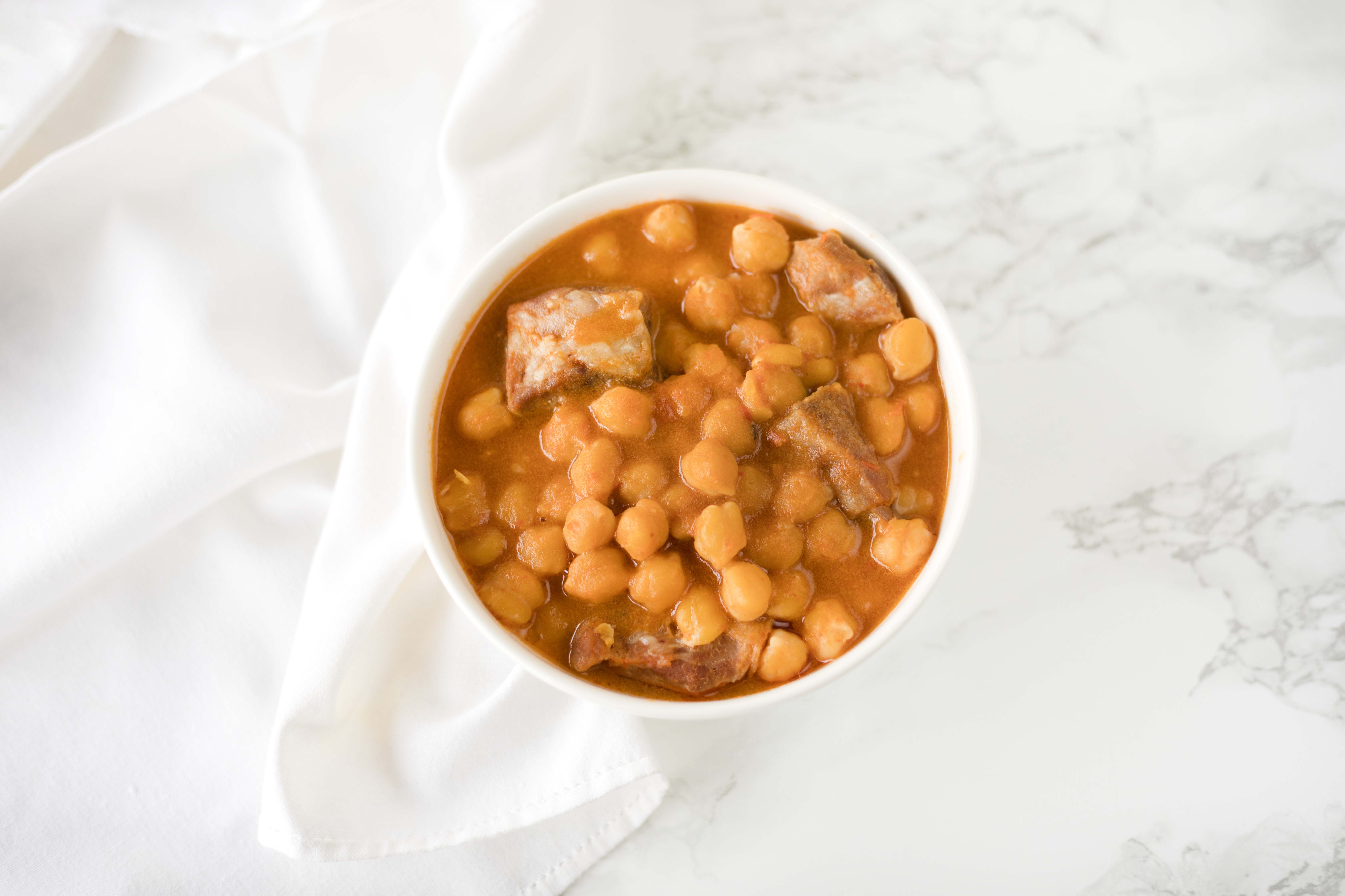 Puchero de garbanzos, verduras y costillas