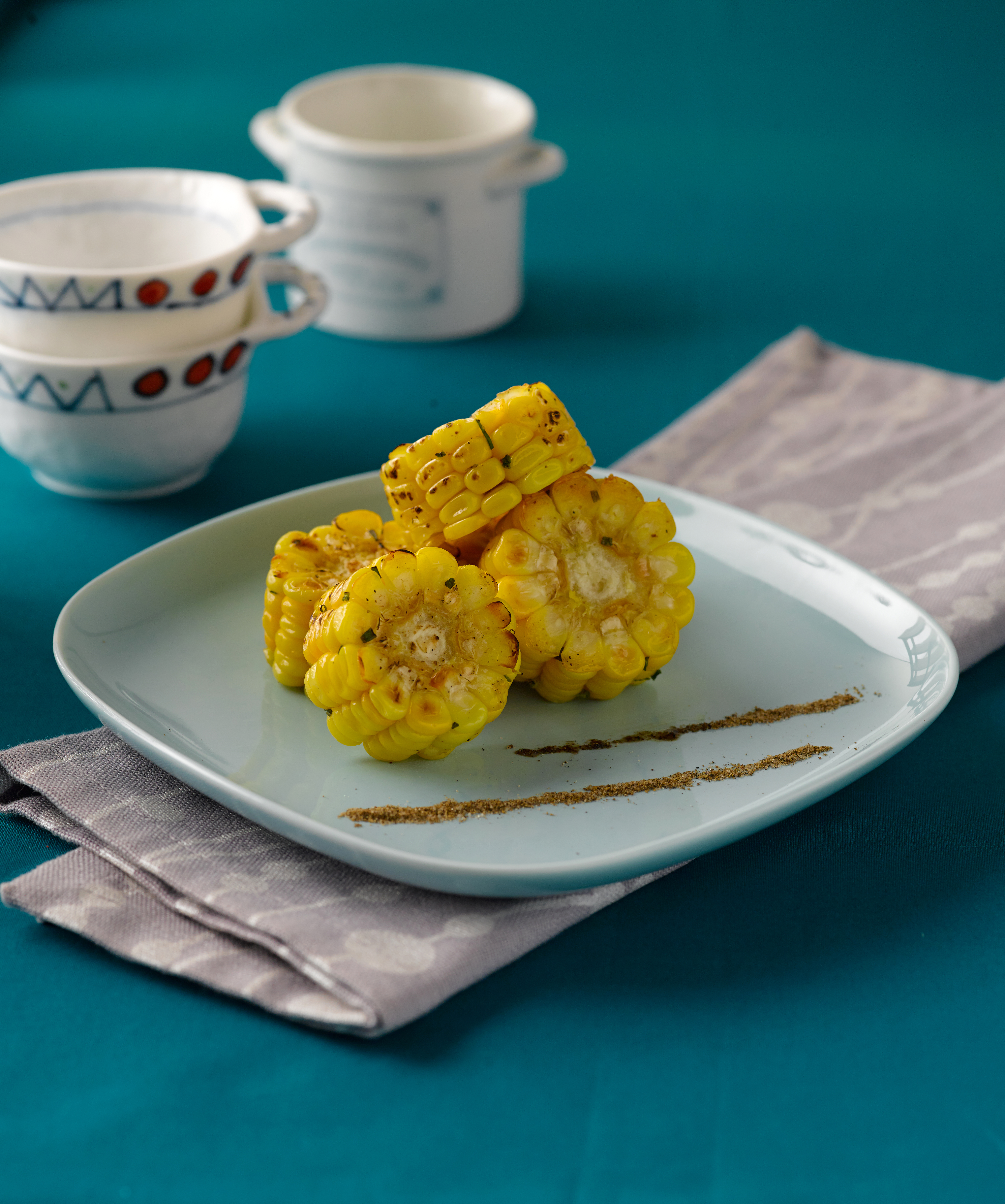 Frittierte Maiskolben mit Salz und Pfeffer
