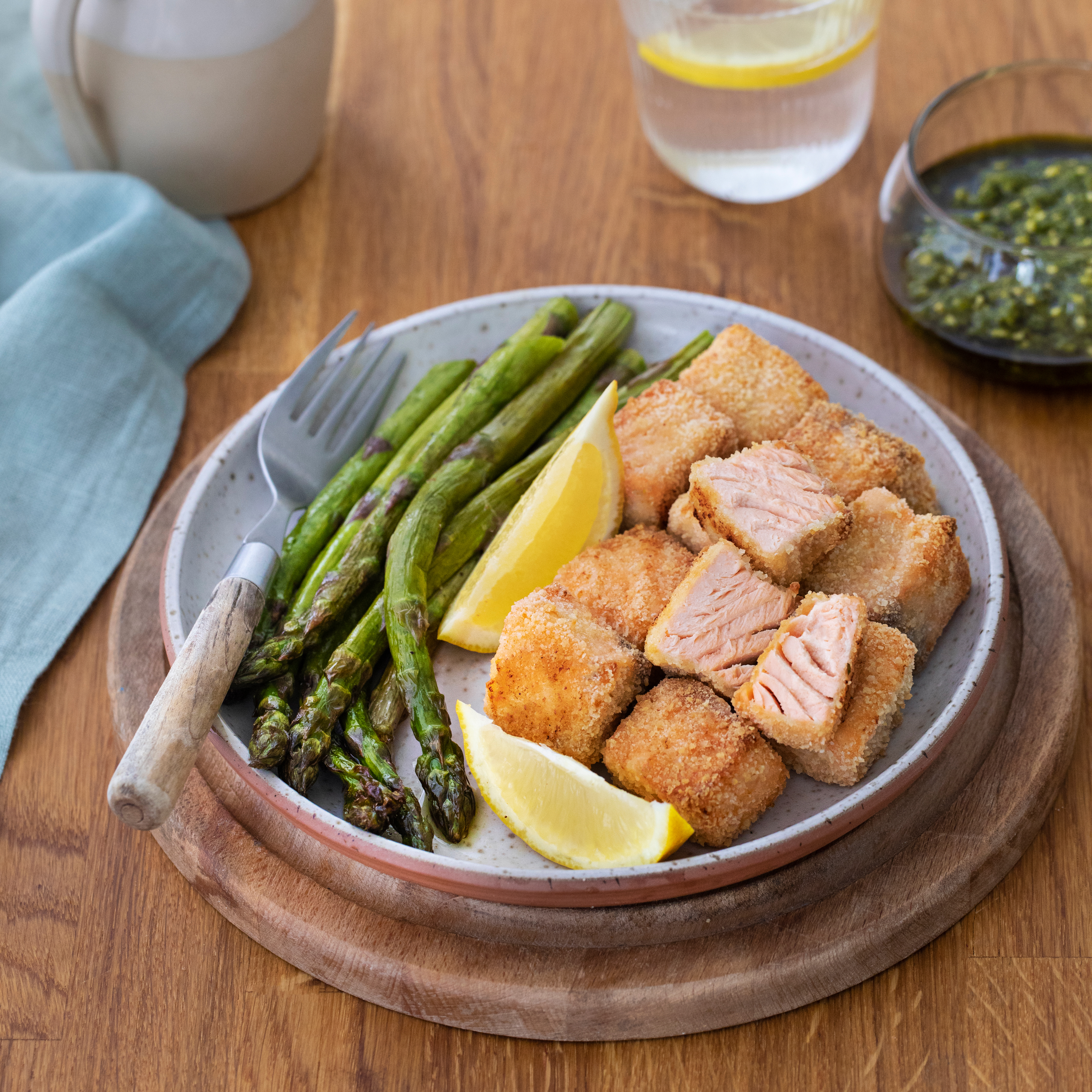 Crocchette di salmone con asparagi