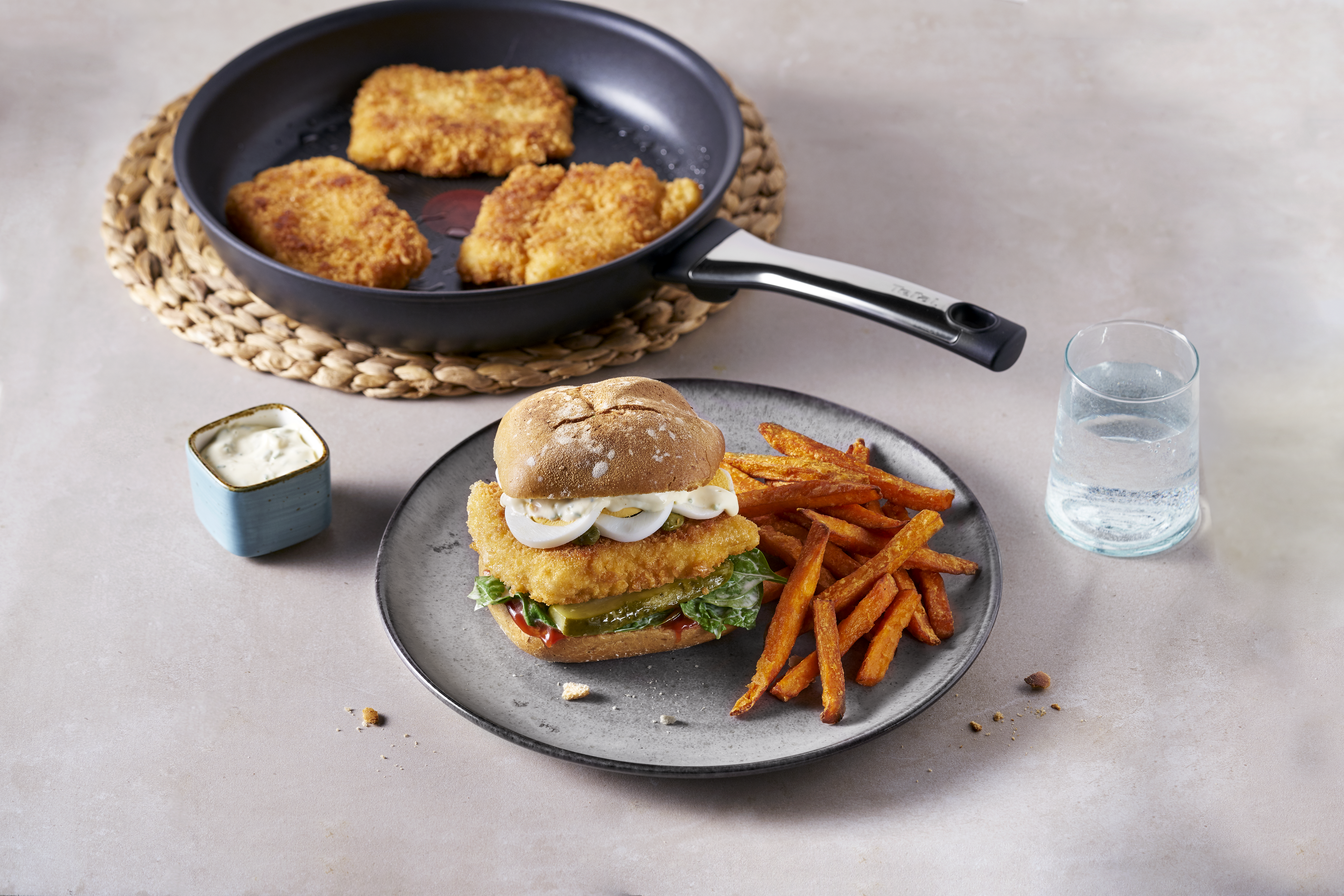 Fischstäbchenburger mit Süßkartoffelpommes