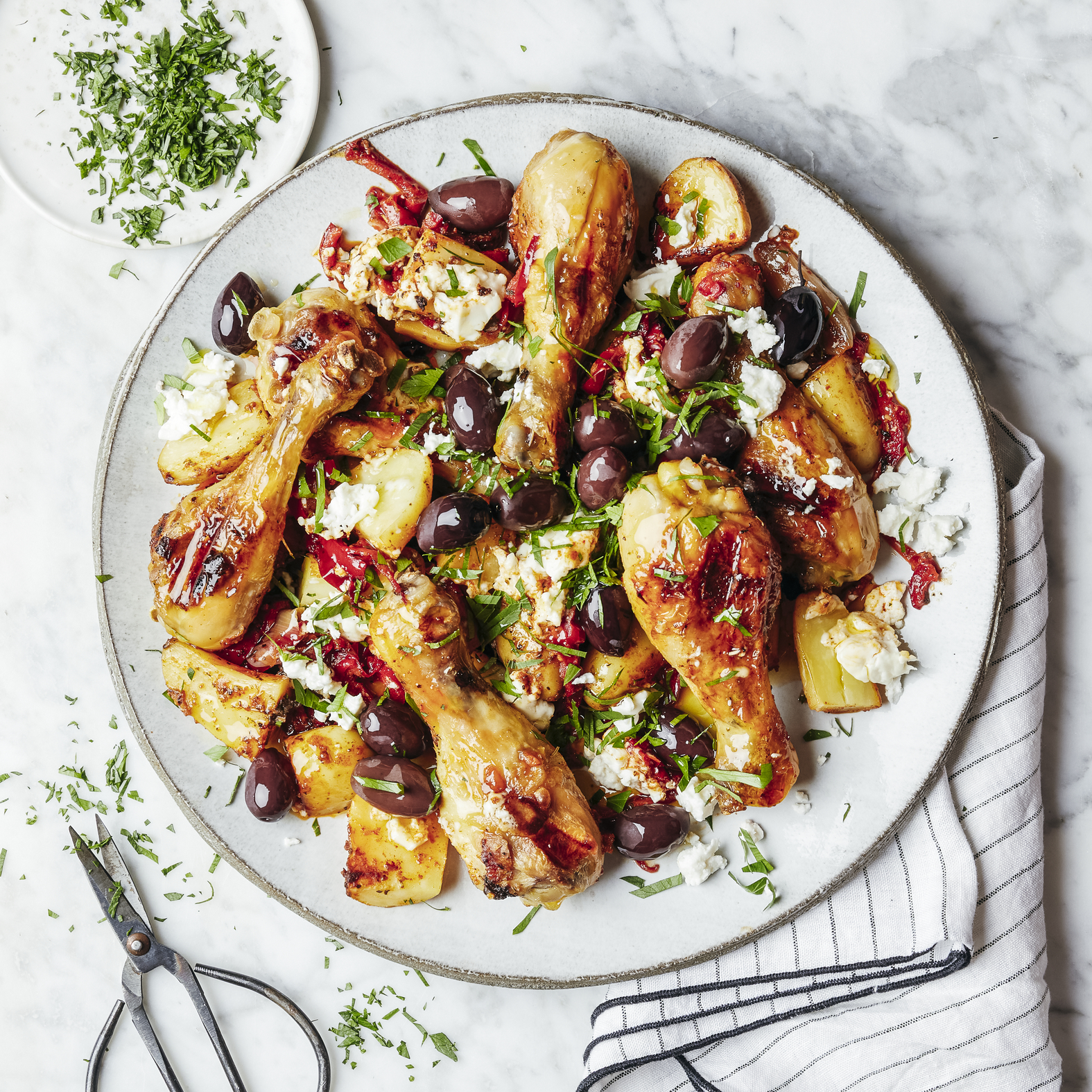 Pollo con queso feta, aceitunas y patatas