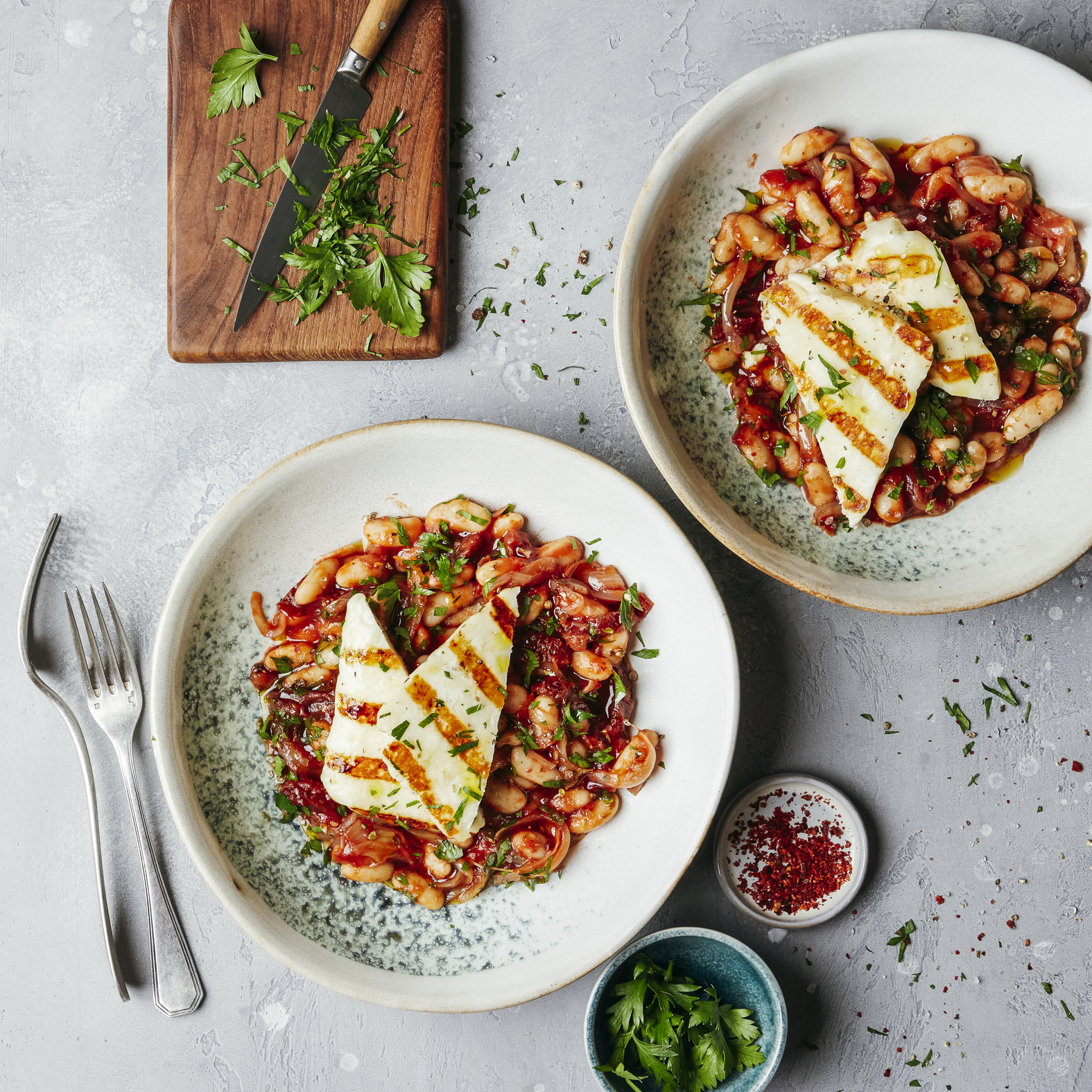 Witte bonen met tomaten en gegrilde halloumi
