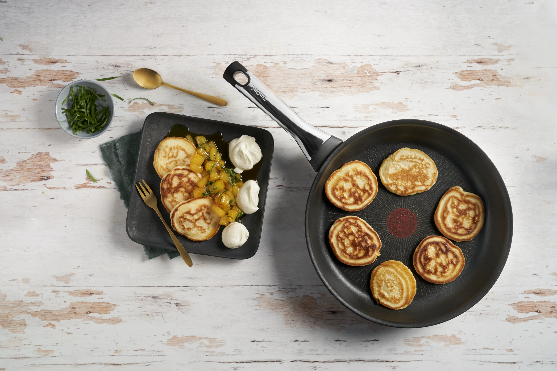 Buttermilch-Pancakes mit Ananas-Basilikum-Ragout und weißer Schokosahne