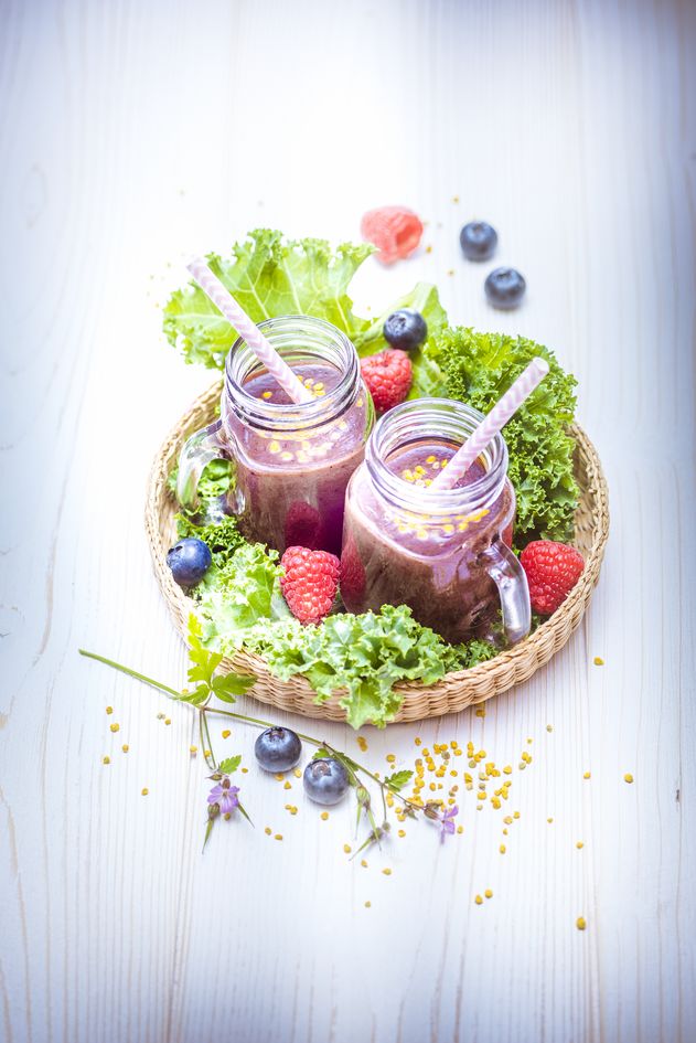 Smoothie van boerenkool, bosbes, framboos en banaan