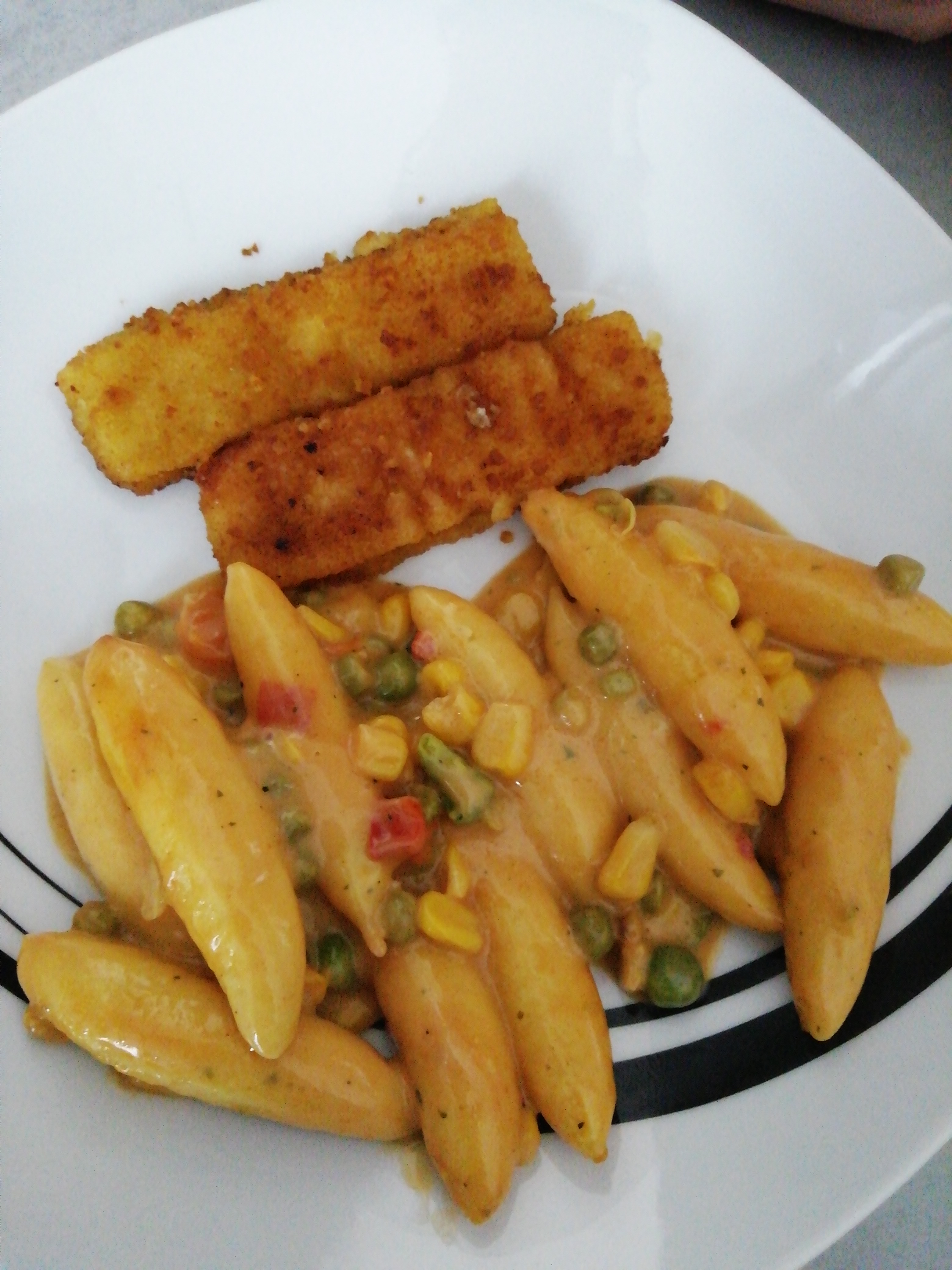 Schupfnudeln mit Gemüse und Fischstäbchen