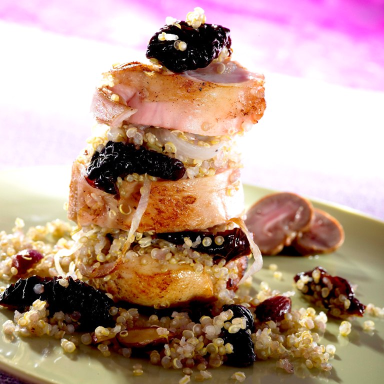 Kaninchenrücken mit Pflaumen, Nüssen und Quinoa