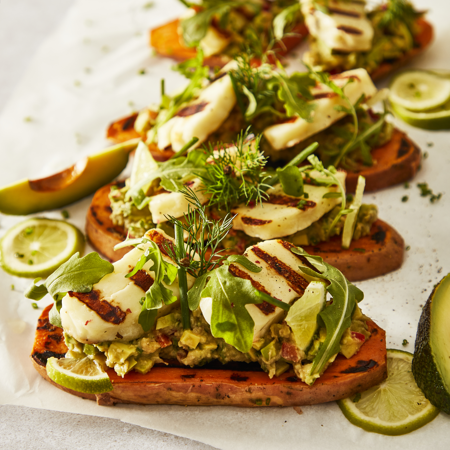 Toast con patata dolce, guacamole e halloumi alla griglia