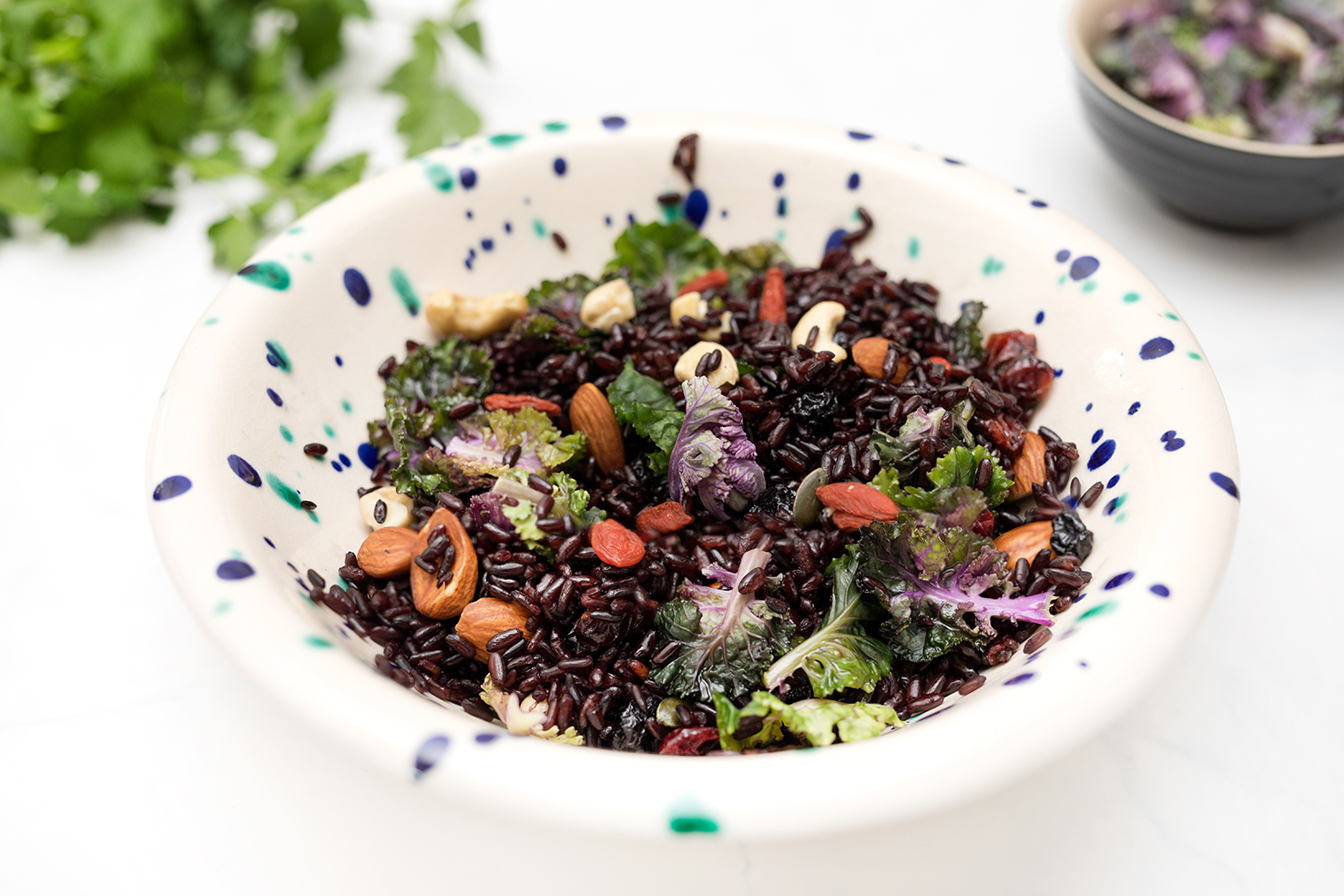 Ensalada de arroz negro con kale y frutos secos