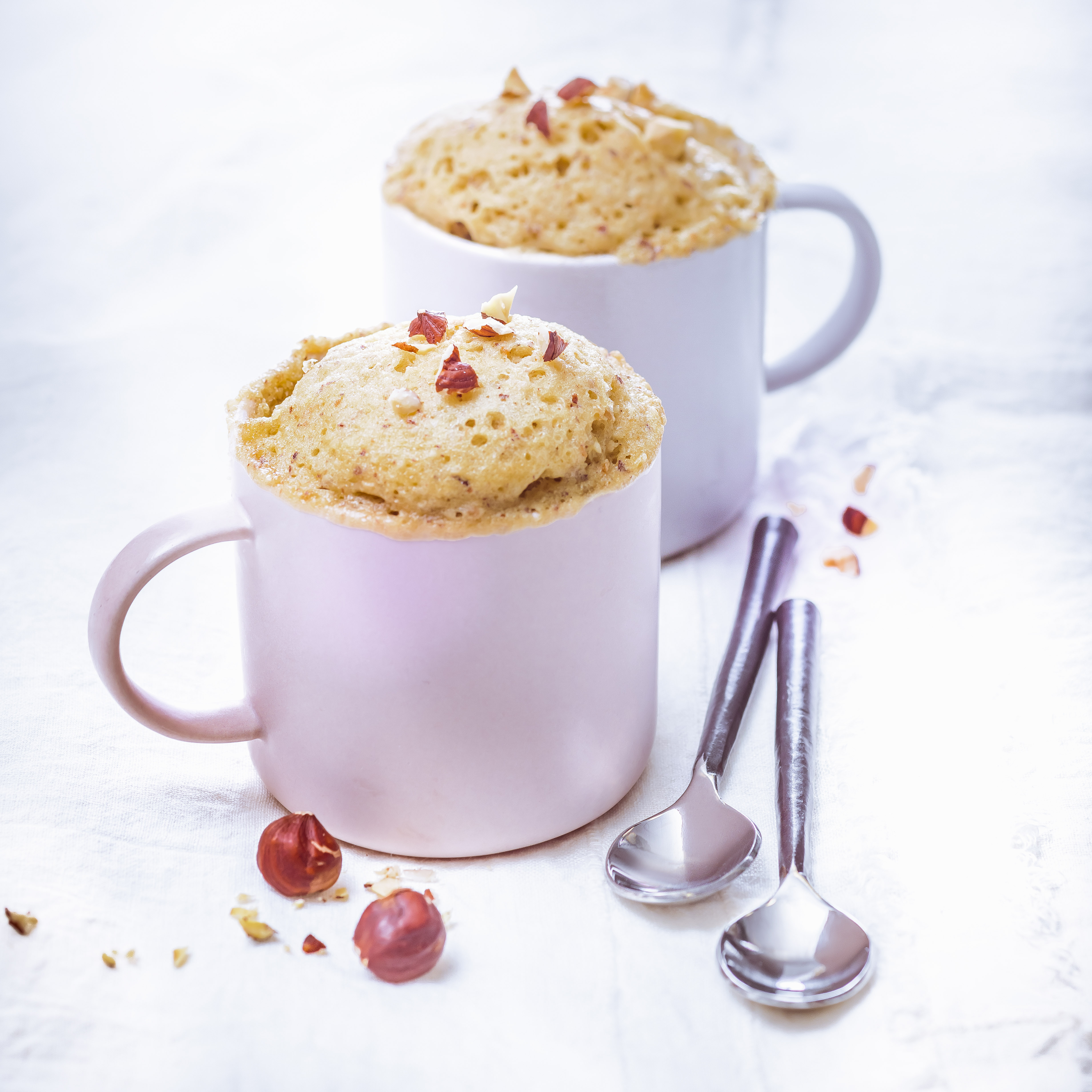 Mug cake con yogur y avellanas