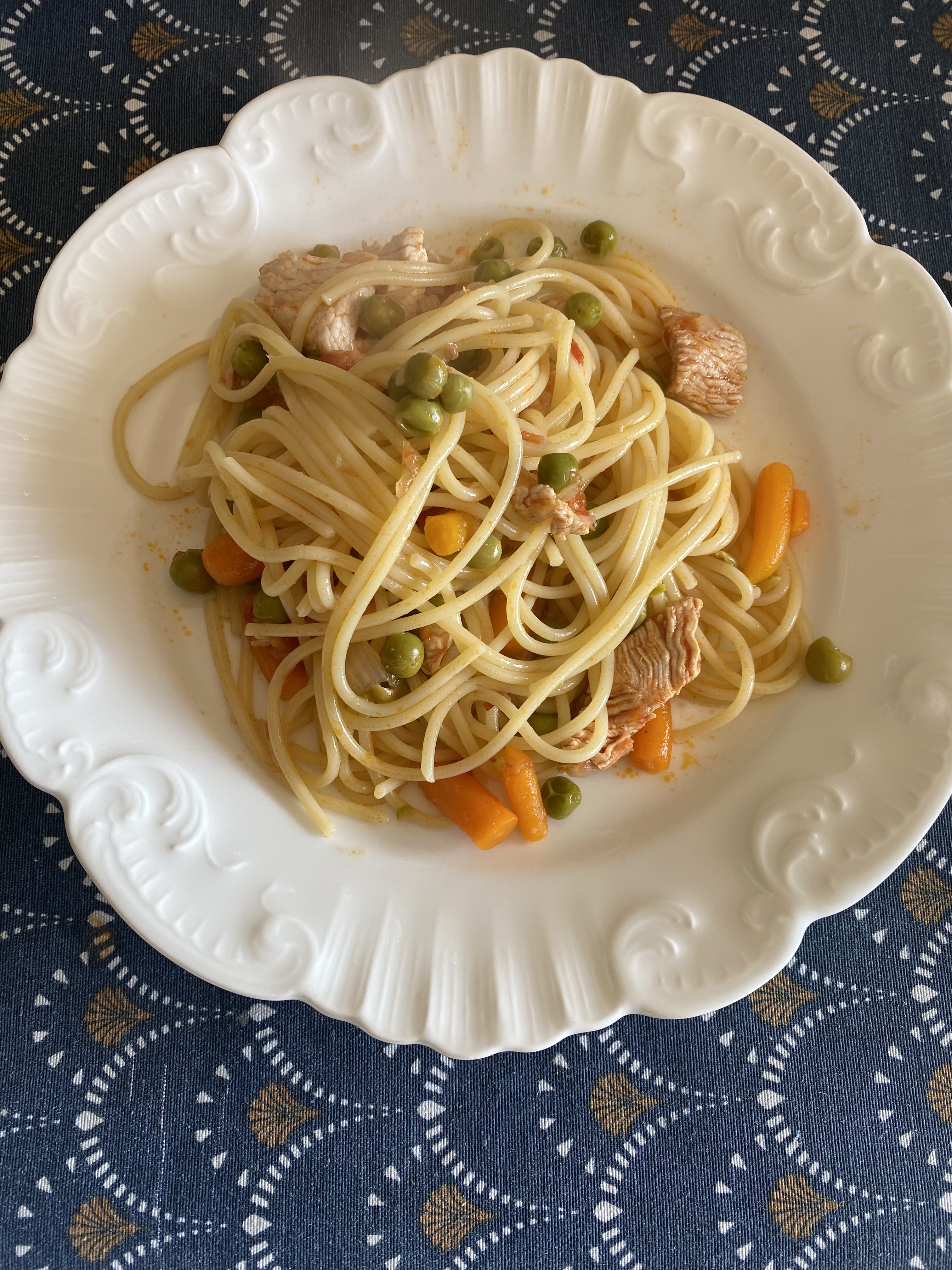 Esparguete com peito de peru, ervilhas e cenoura
