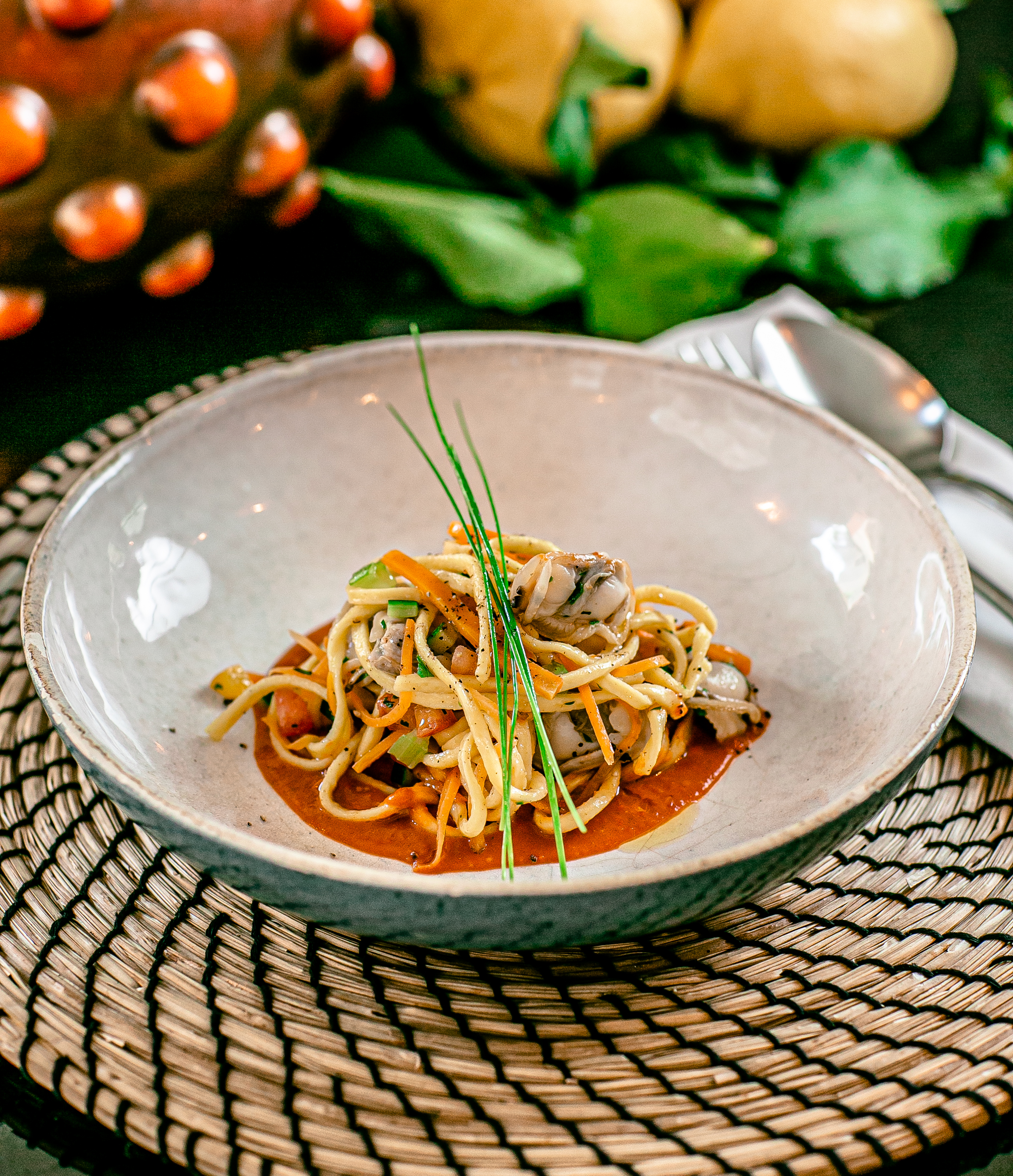 Frullato tiepido di pomodoro e basilico con insalata di spaghetti, tartufi di mare e verdure